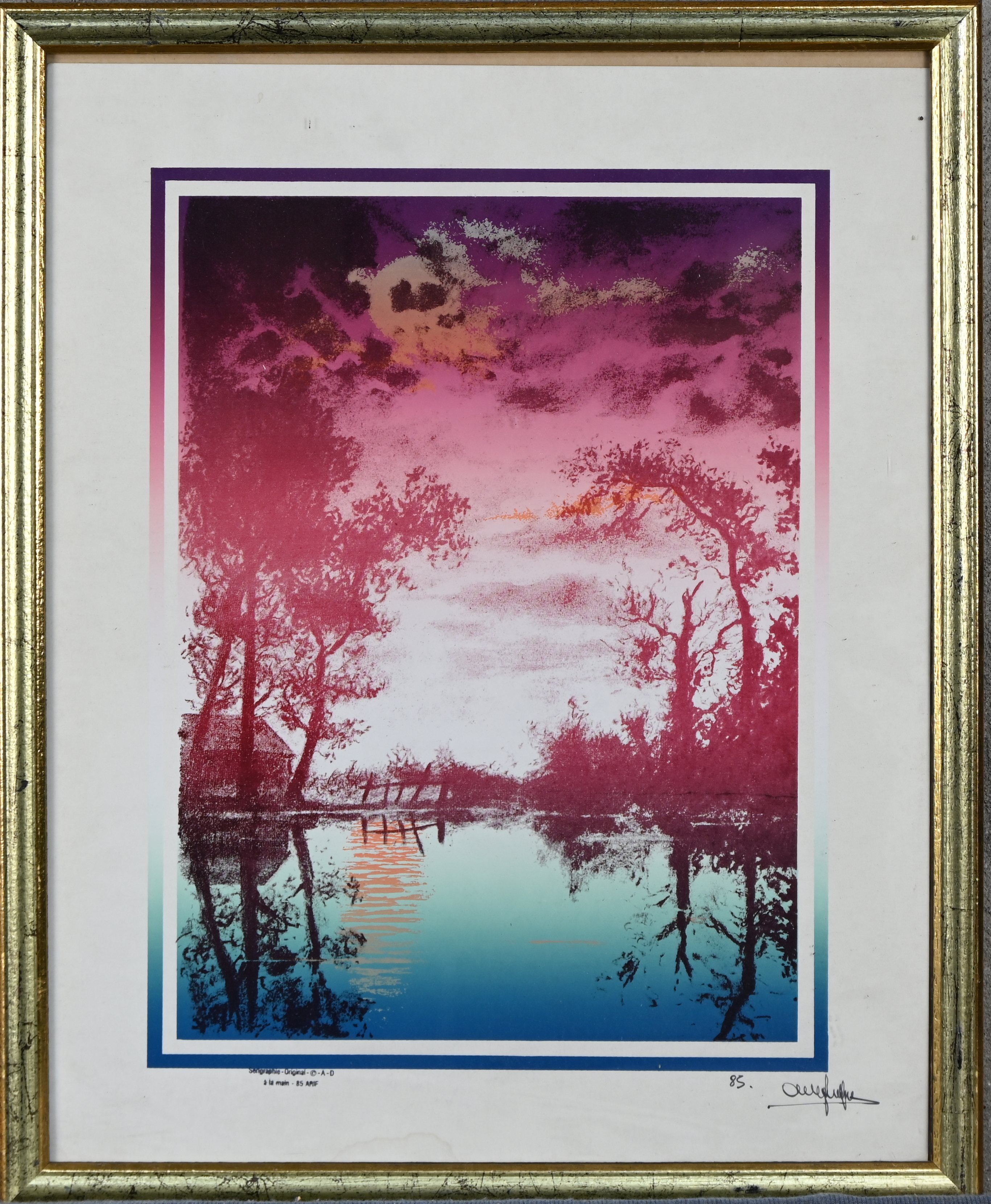 Zonsondergang aan het water. Zeefdruk in rood en blauw, onleesbaar getekend Zonsondergang aan het water. Zeefdruk in rood en blauw, onleesbaar getekend.