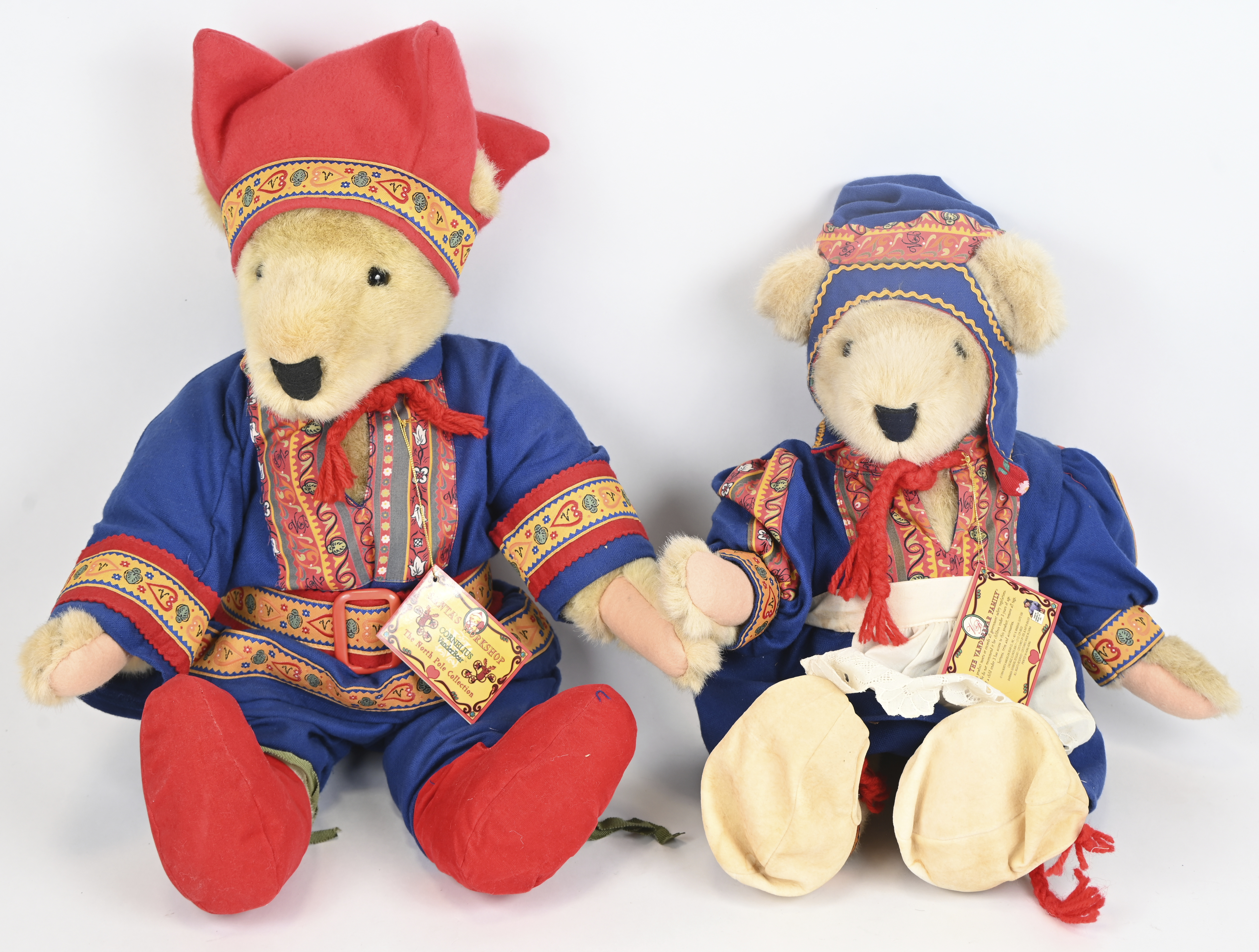 Twee beren in Scandinavische klederdracht. Uit de serie ‘Santa’s Workshop’, door Alice Vanderbear. ‘The North Pole Collection’ Twee beren in Scandinavische klederdracht. Uit de serie ‘Santa’s Workshop’, door Alice Vanderbear. ‘The North Pole Collection’.