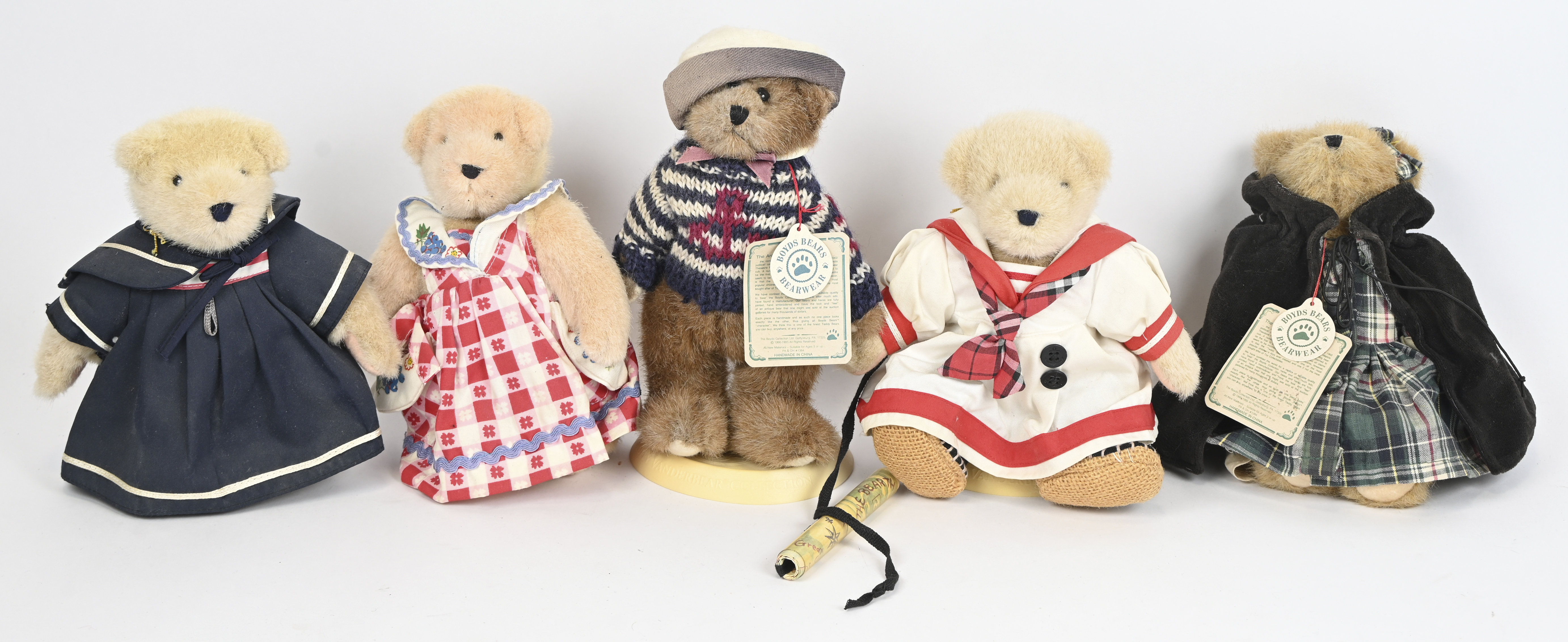 Vijf kleine knuffelberen. 3 X ‘Vanderbear’ en 2 X ‘Boyds’ Bears’ Vijf kleine knuffelberen. 3 X ‘Vanderbear’ en 2 X ‘Boyds’ Bears’.