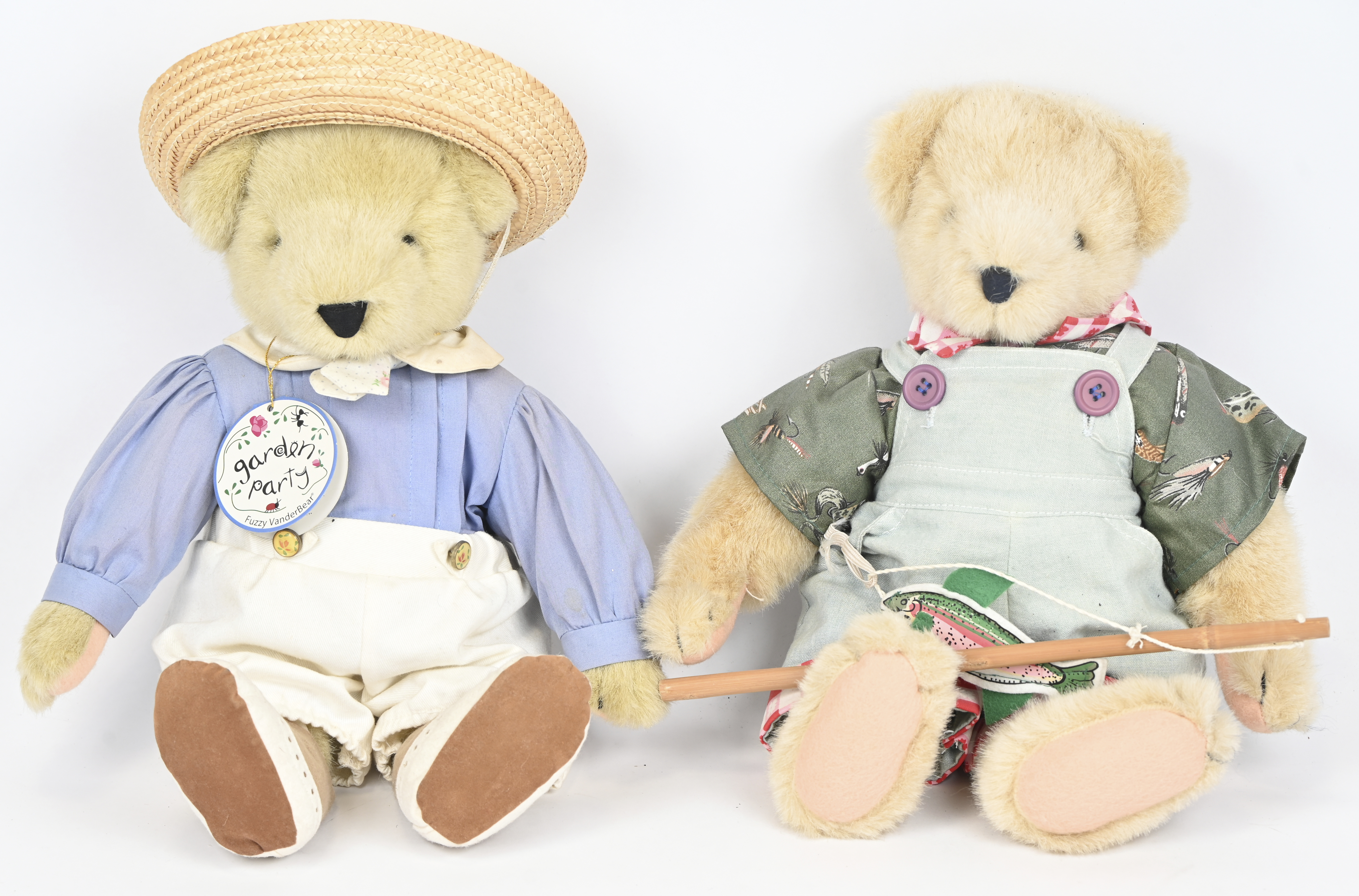 Twee middelgrote teddyberen uit de ‘Fuzzy Vanderbear’ serie. ‘Picnic’ & ‘Garden Party’ Twee middelgrote teddyberen uit de ‘Fuzzy Vanderbear’ serie. ‘Picnic’ & ‘Garden Party’.