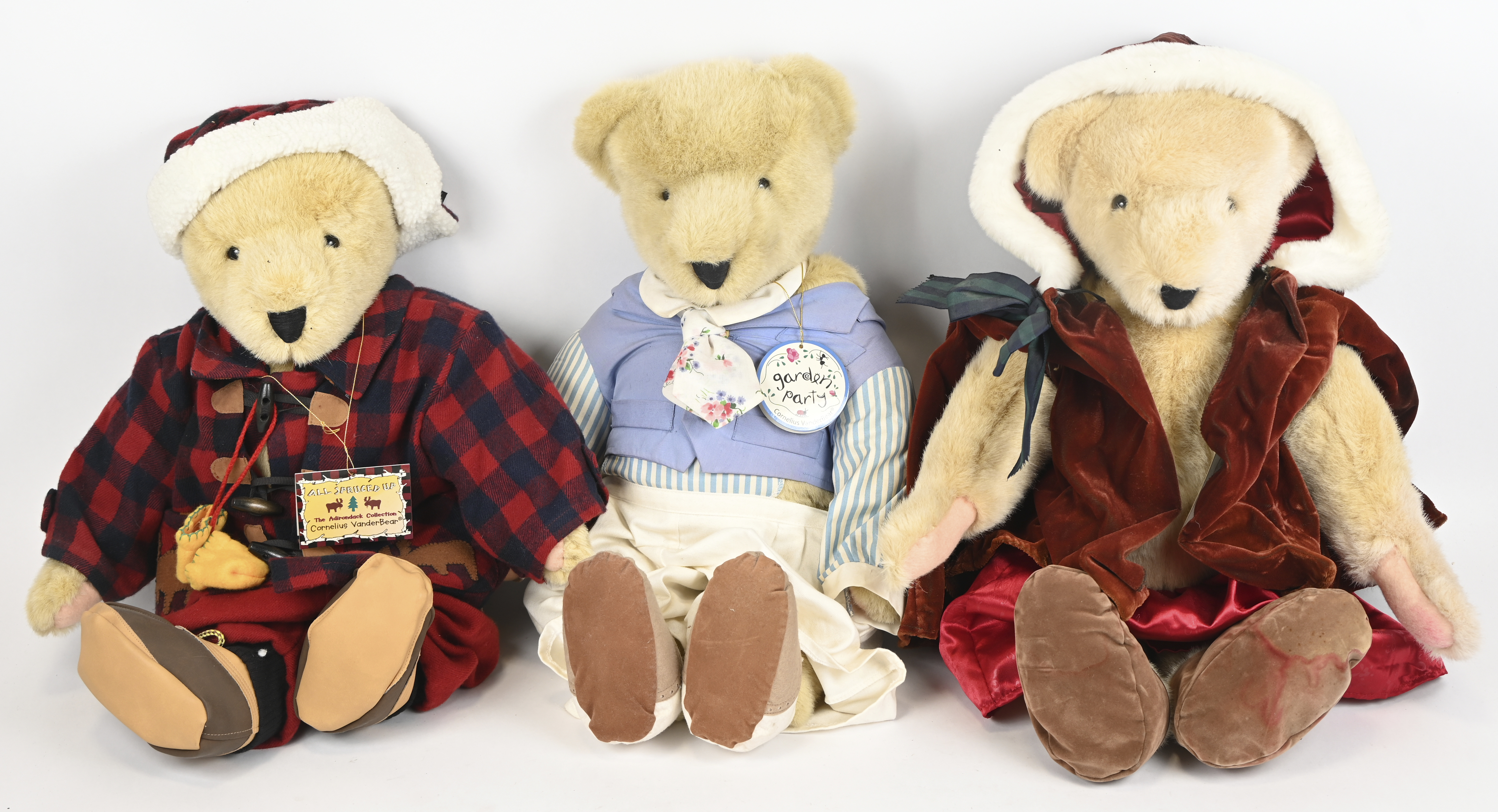 Drie grote teddyberen uit de ‘Cornelius Vanderbear’ reeks door de ‘North American Bear Co.’ ‘Take A Hike, a walk on the wylde side’, ‘’All Spruced Up’ & ‘Garden Partry, the Scent of Spring’ Drie grote teddyberen uit de ‘Cornelius Vanderbear’ reeks door de ‘North American Bear Co.’ ‘Take A Hike, a walk on the wylde side’, ‘’All Spruced Up’ & ‘Garden Partry, the Scent of Spring’.