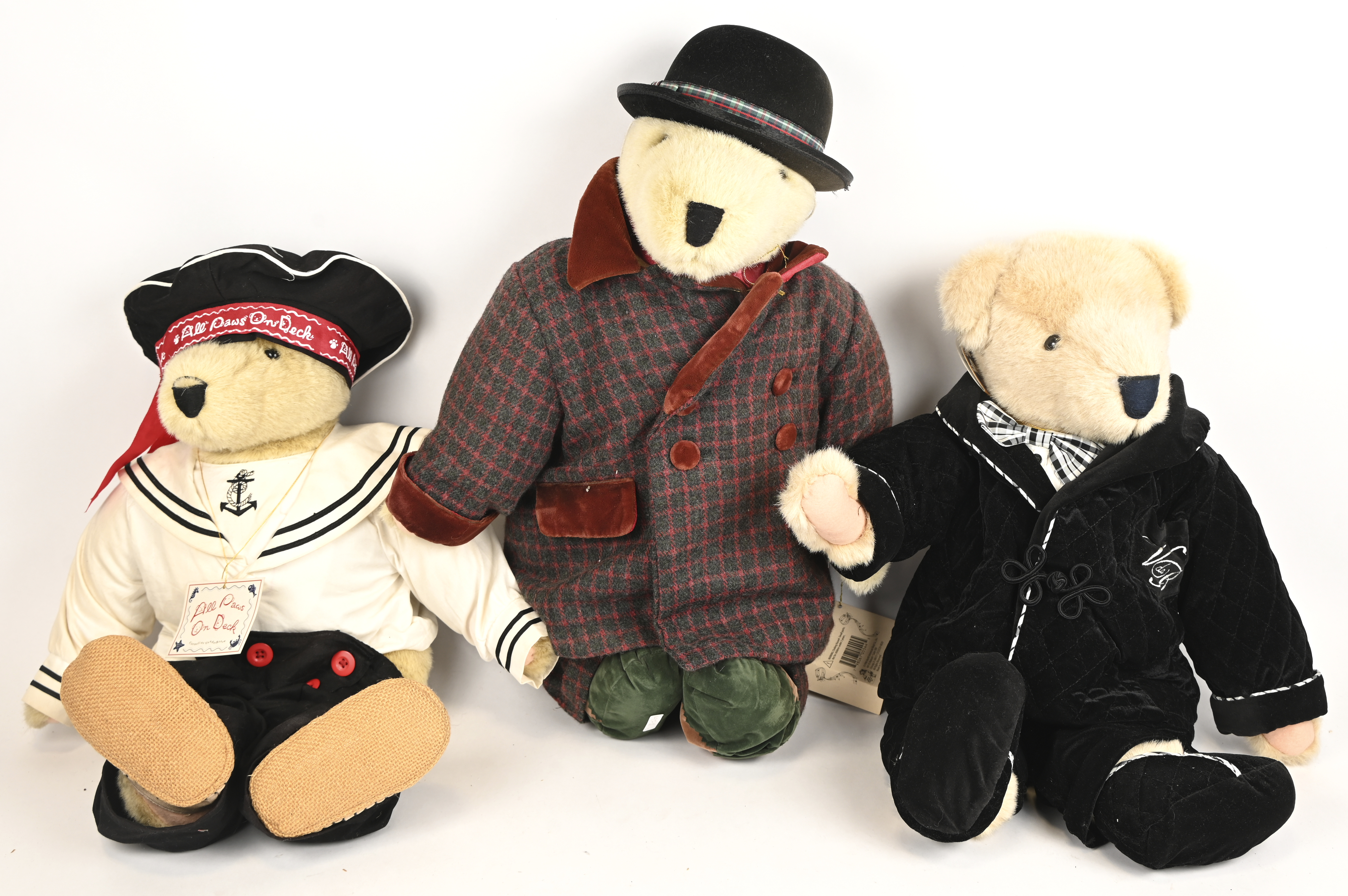 Drie grote teddyberen door Cornelius Vanderbear. ‘All Paws On Deck’, ‘Portrait in Black & White’ & ‘A Christmas Carol’ Drie grote teddyberen door Cornelius Vanderbear. ‘All Paws On Deck’, ‘Portrait in Black & White’ & ‘A Christmas Carol’.