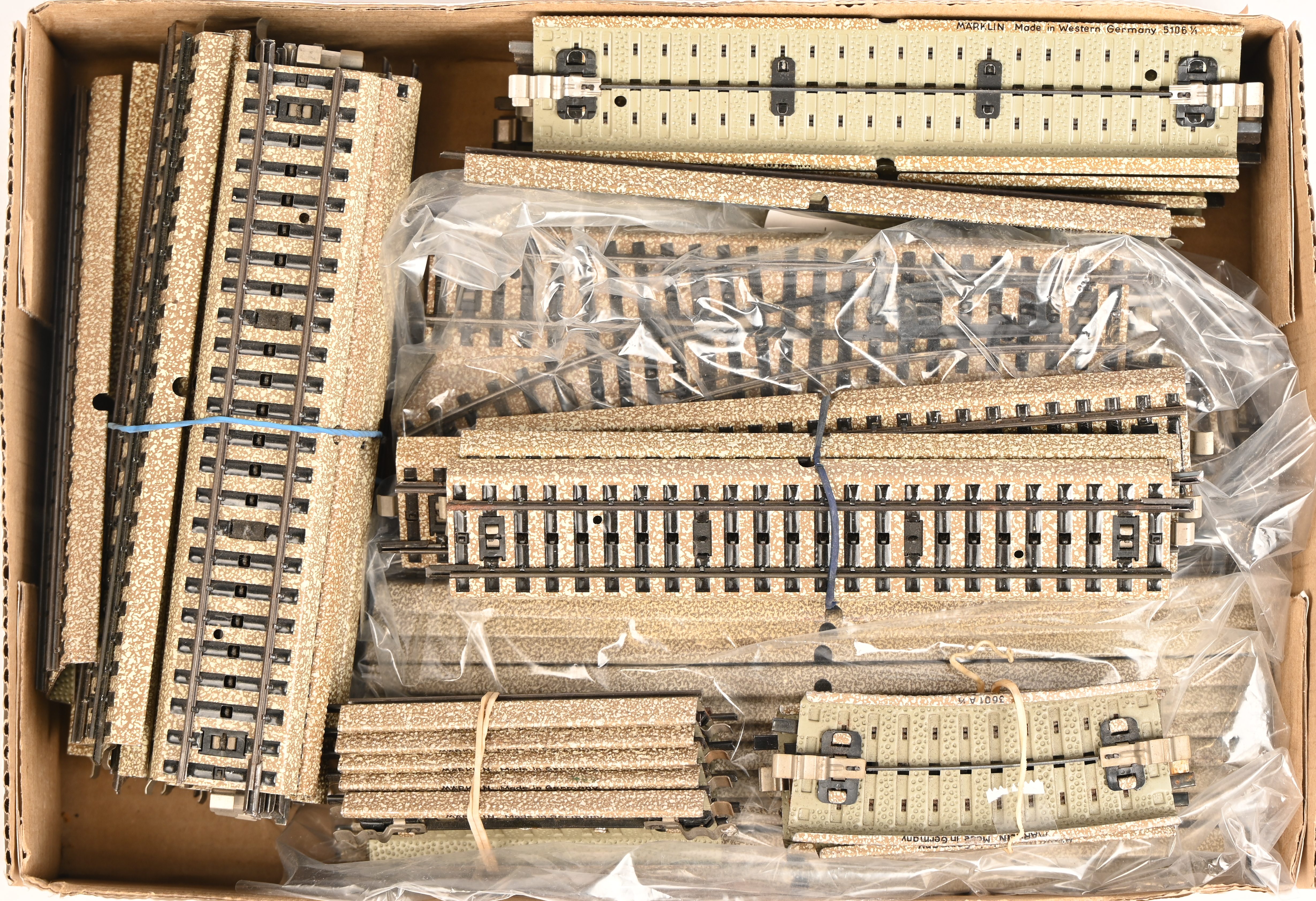 Een partij Märklin HO sporen. Rechte rails, gebogen rails en wisselsporen Een partij Märklin HO sporen. Rechte rails, gebogen rails en wisselsporen.