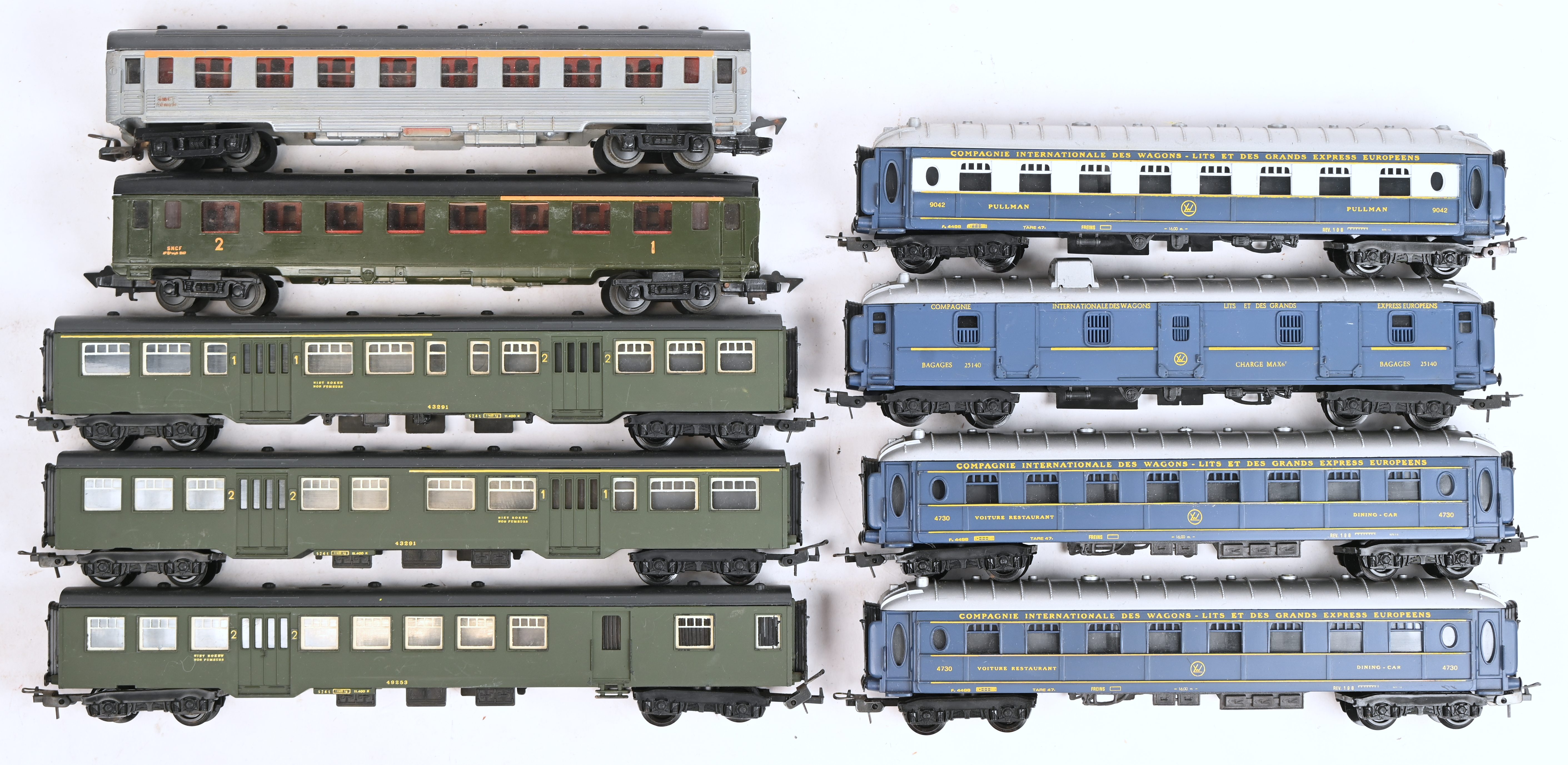 Negen wagons voor personenvervoer, Lima Negen wagons voor personenvervoer, Lima. Formaat HO