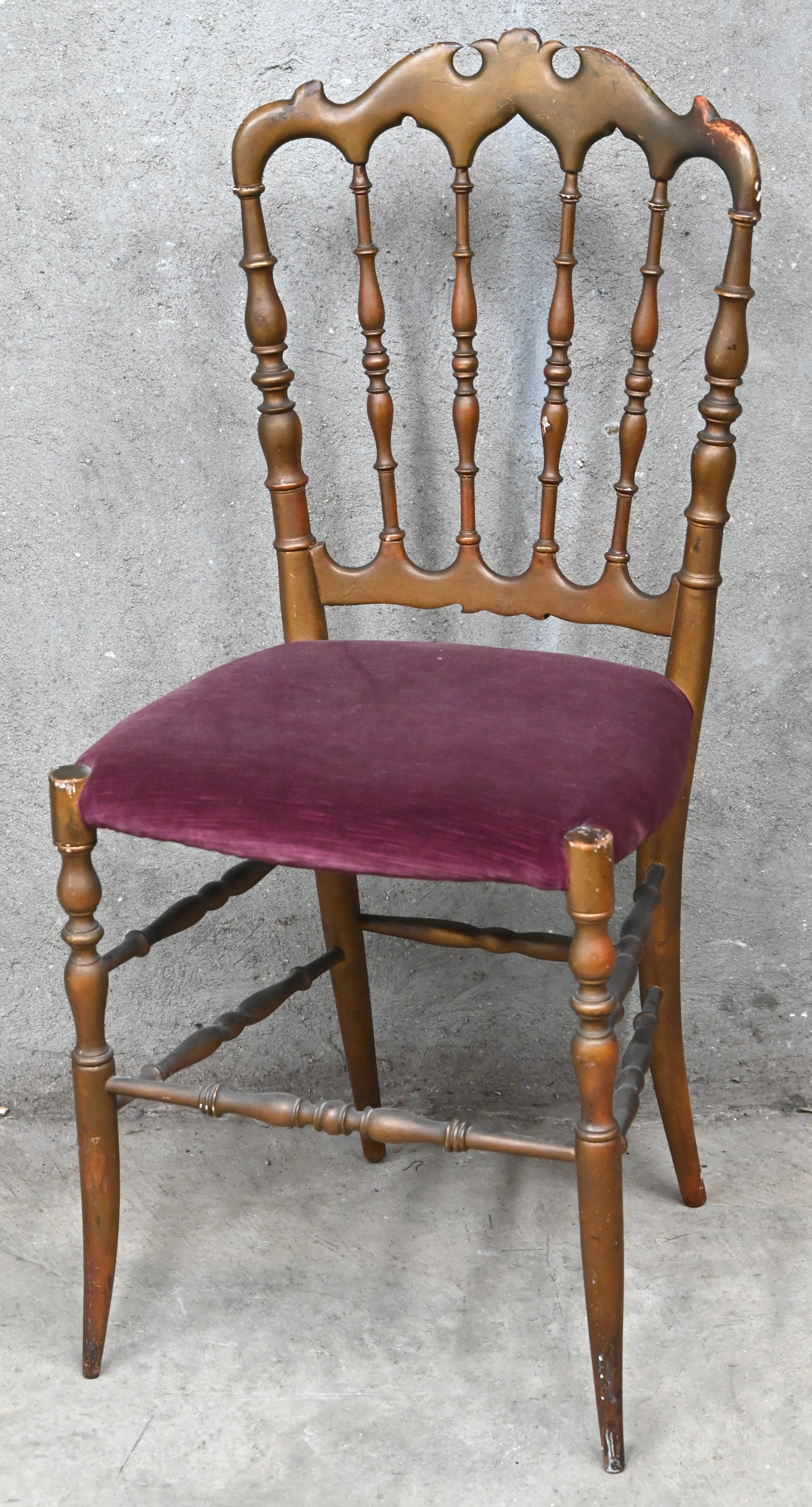 Een verguld houten Chiavari stoel met roze velours zitting Een verguld houten Chiavari stoel met roze velours zitting.