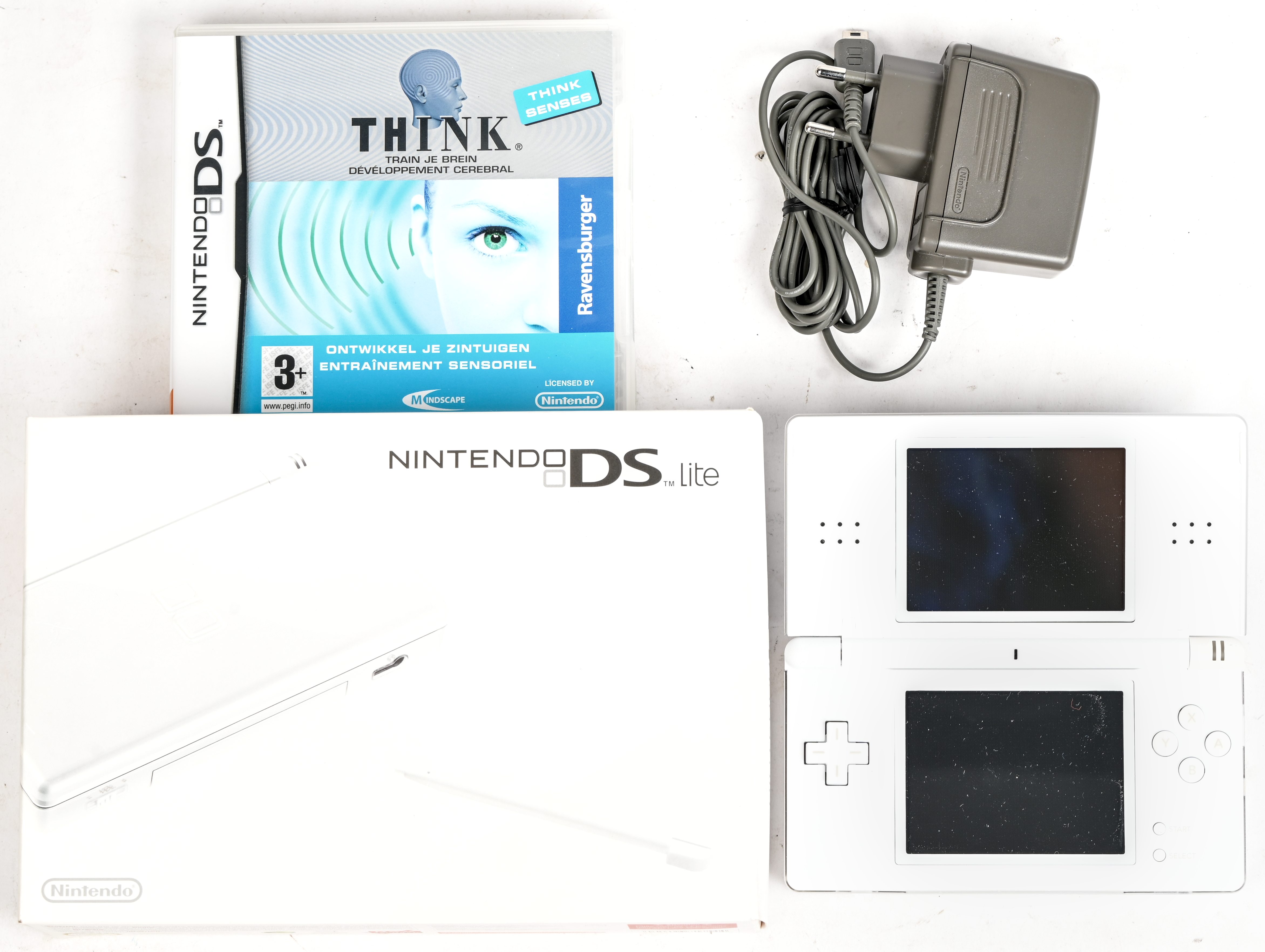Nintendo DS Lite, 2008 met OVP, adaptor, handleiding en het spel ‘Think’. In originele verpakking. Werkende staat Nintendo DS Lite, 2008 met OVP, adaptor, handleiding en het spel ‘Think’. In originele verpakking. Werkende staat.