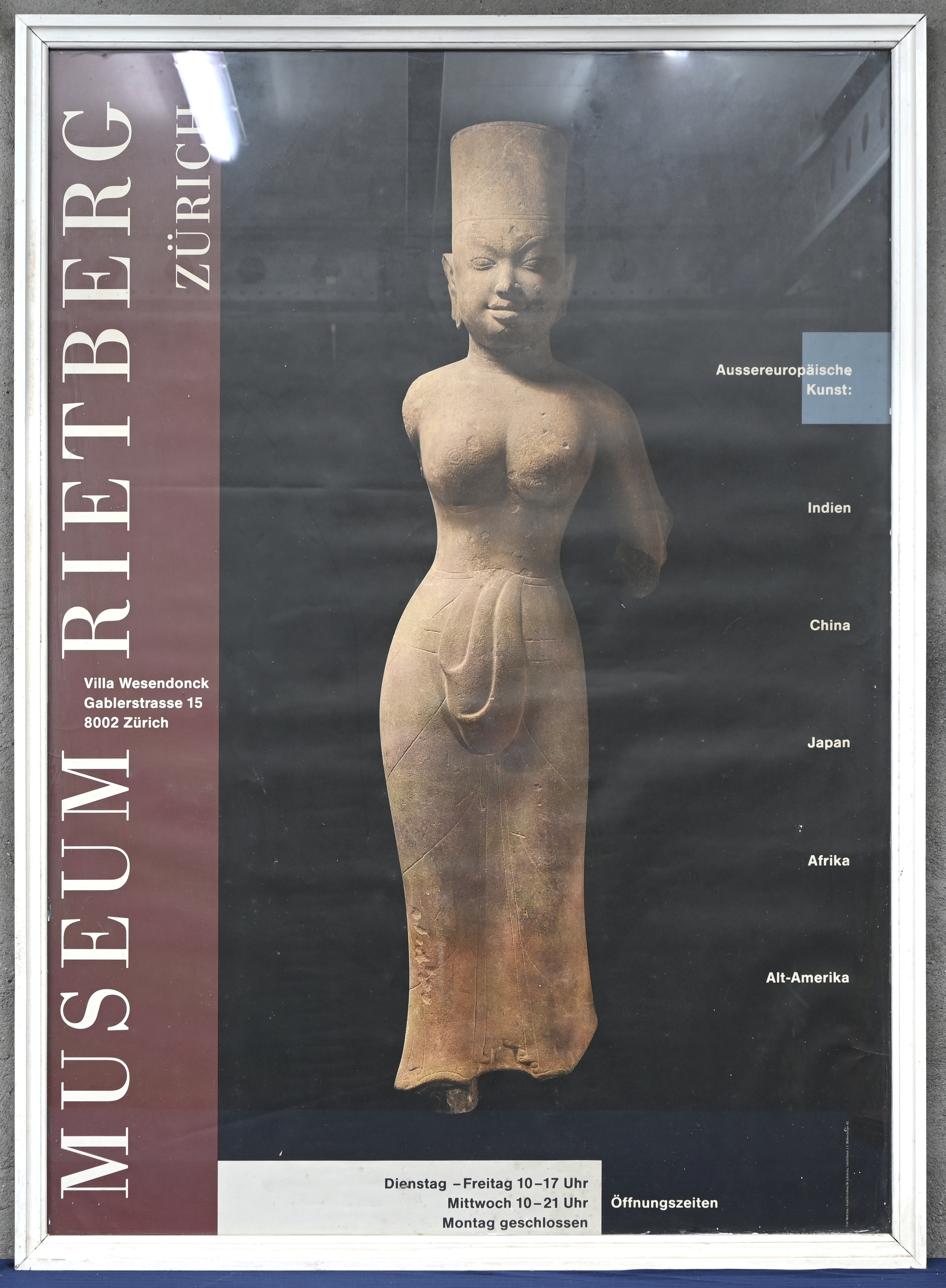 ‘Aussereuropäische Kunst’, een ingekaderde tentoonstellingsaffiche. Museum Rietberg Zürich ‘Aussereuropäische Kunst’, een ingekaderde tentoonstellingsaffiche. Museum Rietberg Zürich.