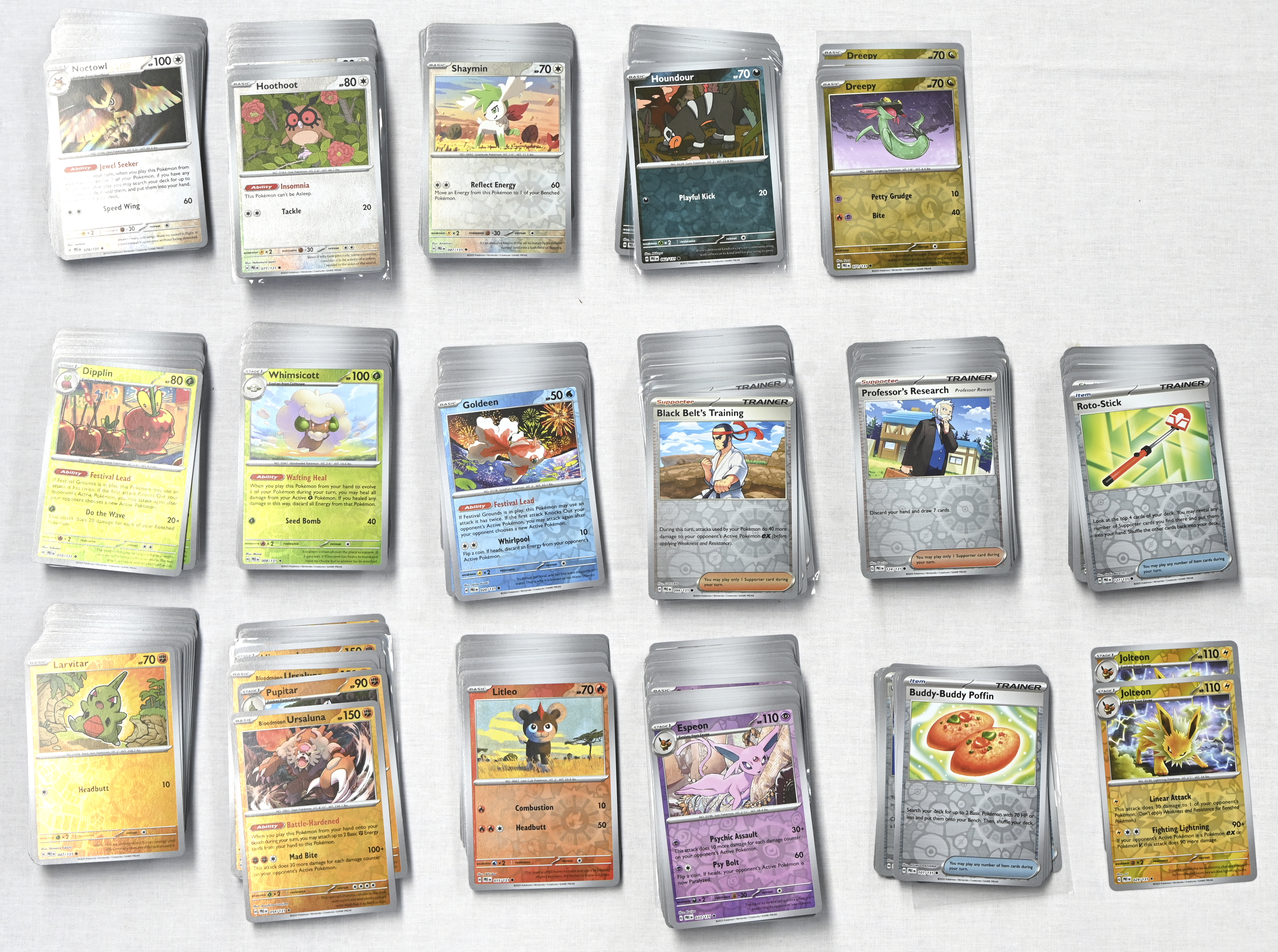 Een groot lot Pokémon kaarten - Prismatic Evolutions (H PRE EN) met type patroon holofoil Een groot lot Pokémon kaarten - Prismatic Evolutions (H PRE EN) met type patroon holofoil.