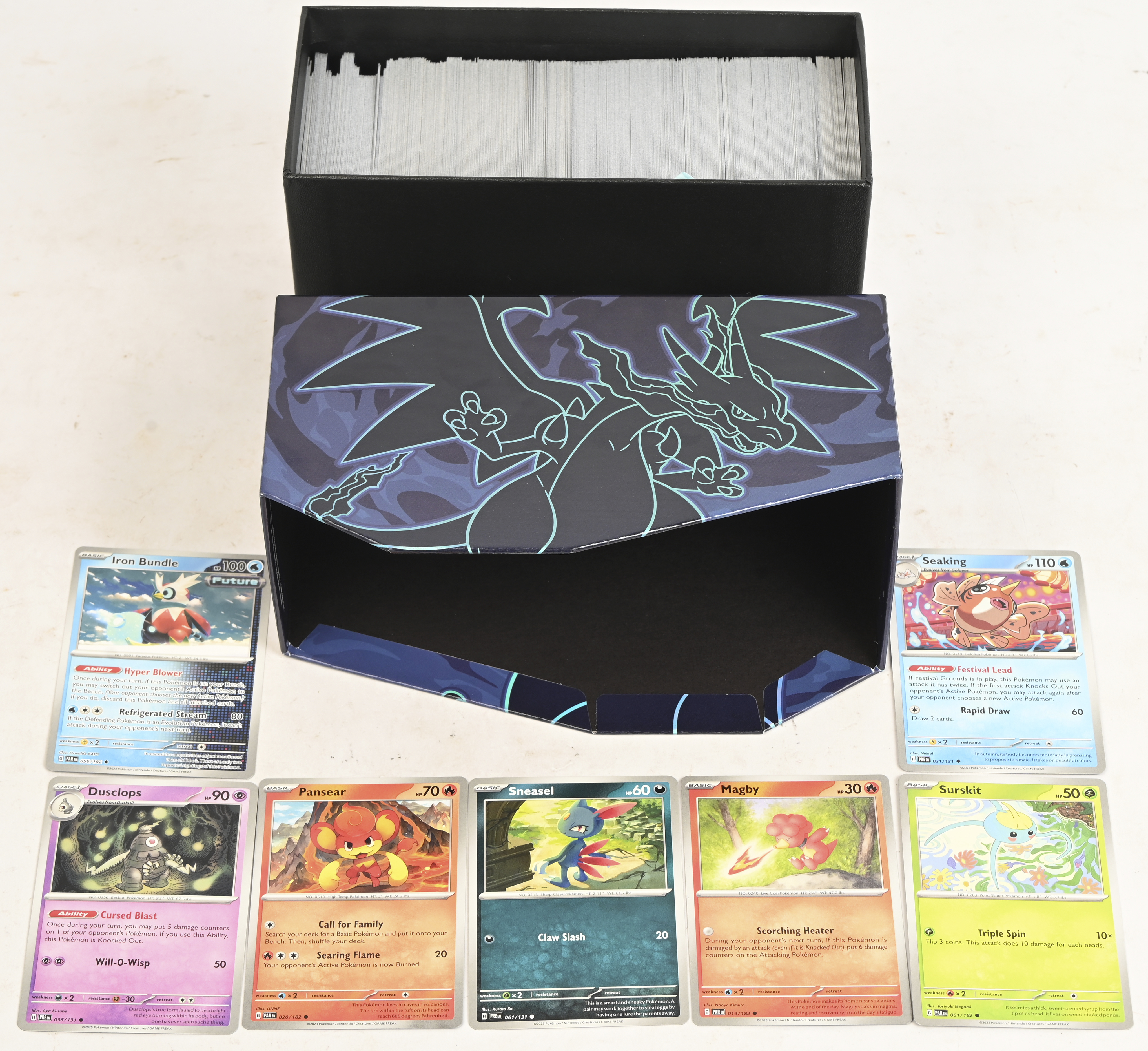 Een lot van +- 600 kaarten: Meerendeel Scarlet & Violet—Prismatic Evolutions. Commons & Uncommons Een lot van +- 600 kaarten: Meerendeel Scarlet & Violet—Prismatic Evolutions. Commons & Uncommons.