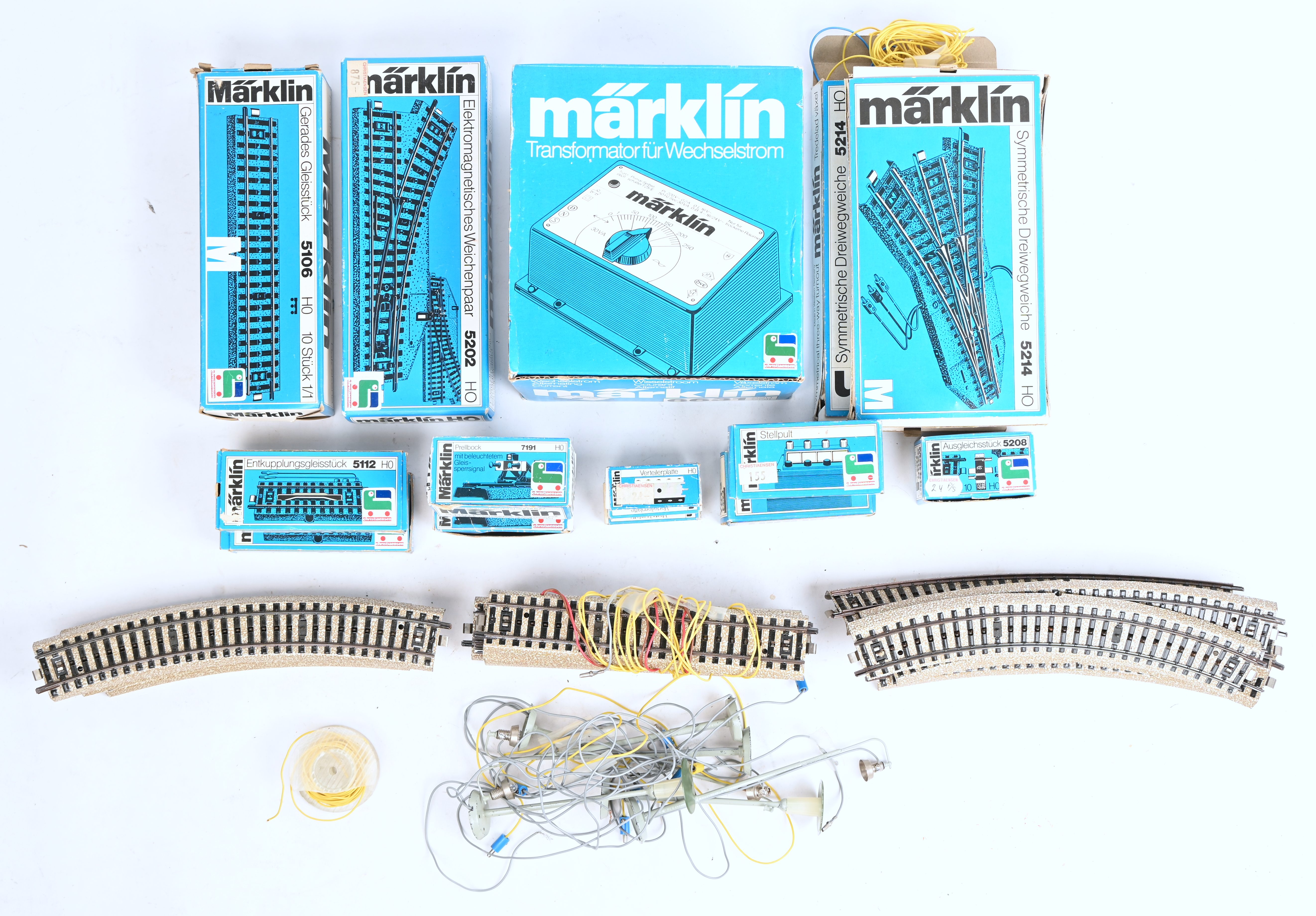 Een partij Märklin HO sporen, deels in OVP. Toegevoegd enkele lichtmasten en een transformator Een partij Märklin HO sporen, deels in OVP. Toegevoegd enkele lichtmasten en een transformator.