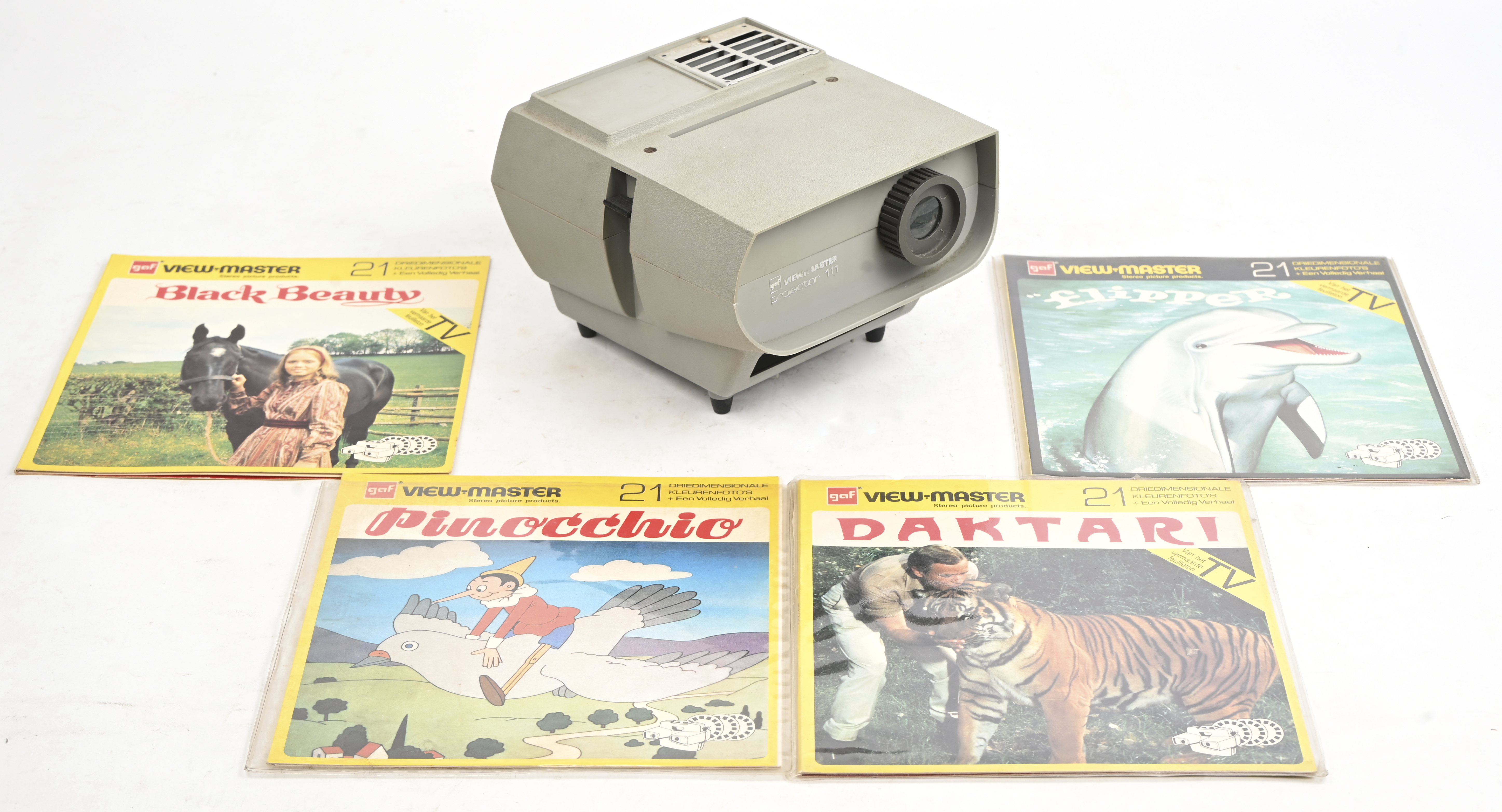 Een View Master projector 111 met 4 sets reels: Black Beauty, Flipper, Daktari en Pinocchio Een View Master projector 111 met 4 sets reels: Black Beauty, Flipper, Daktari en Pinocchio.