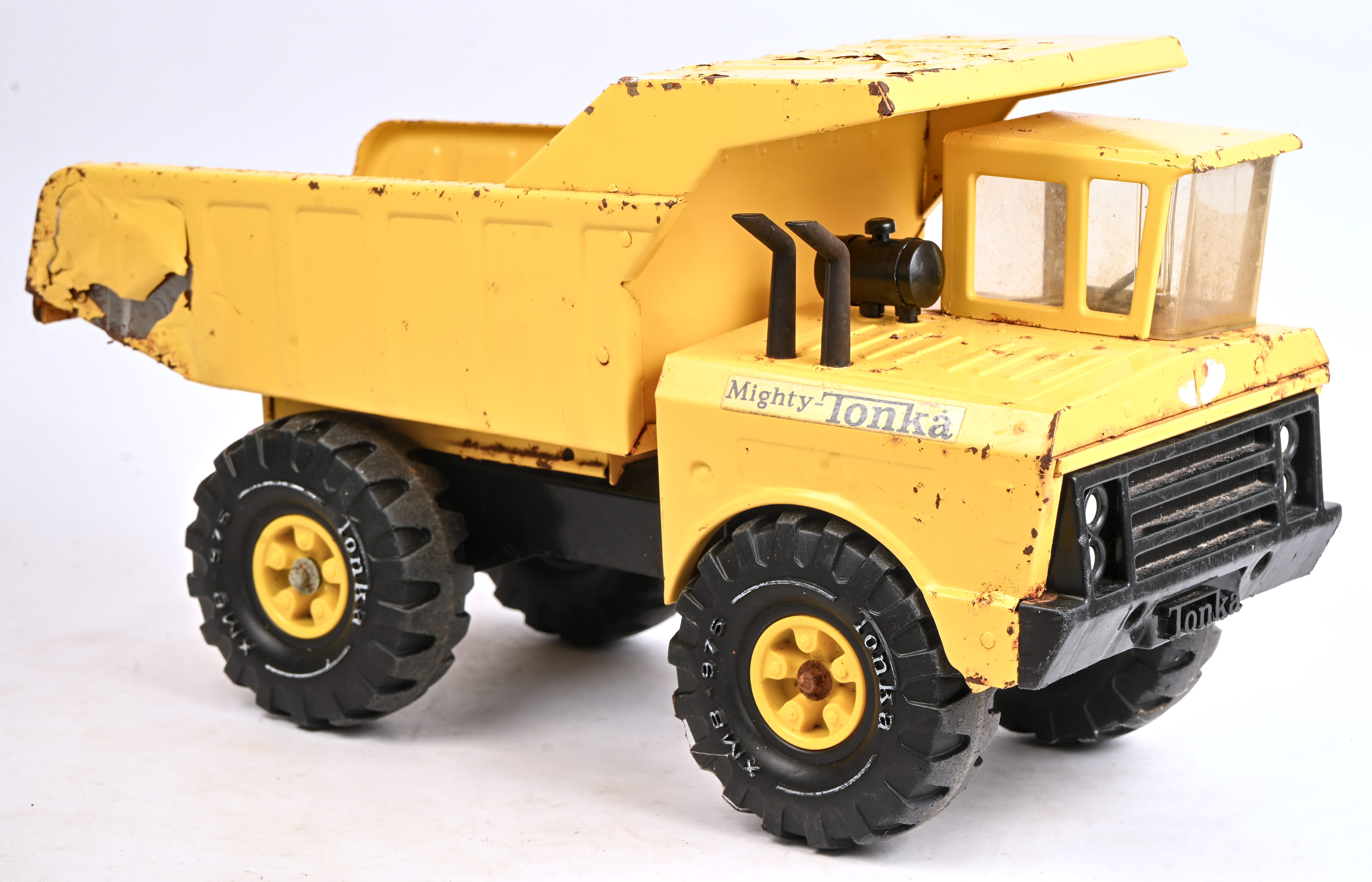 Een te restaureren kipwagen, Mighty Tonka. Veel roest Een te restaureren kipwagen, Mighty Tonka. Veel roest.