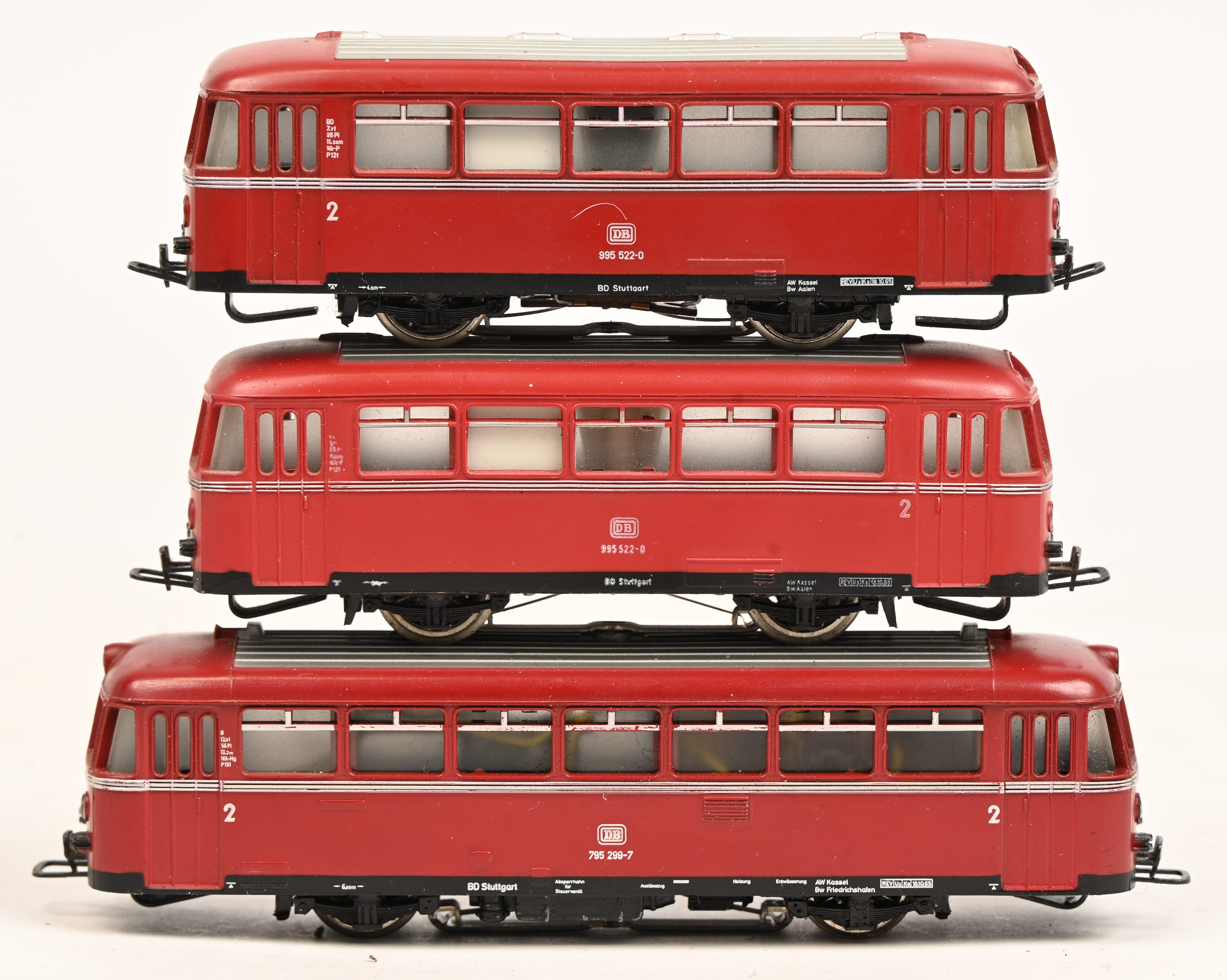 Een Märklin HO 3016 Railbus van de DB, met twee bijwagens Een Märklin HO 3016 Railbus van de DB, met twee bijwagens.