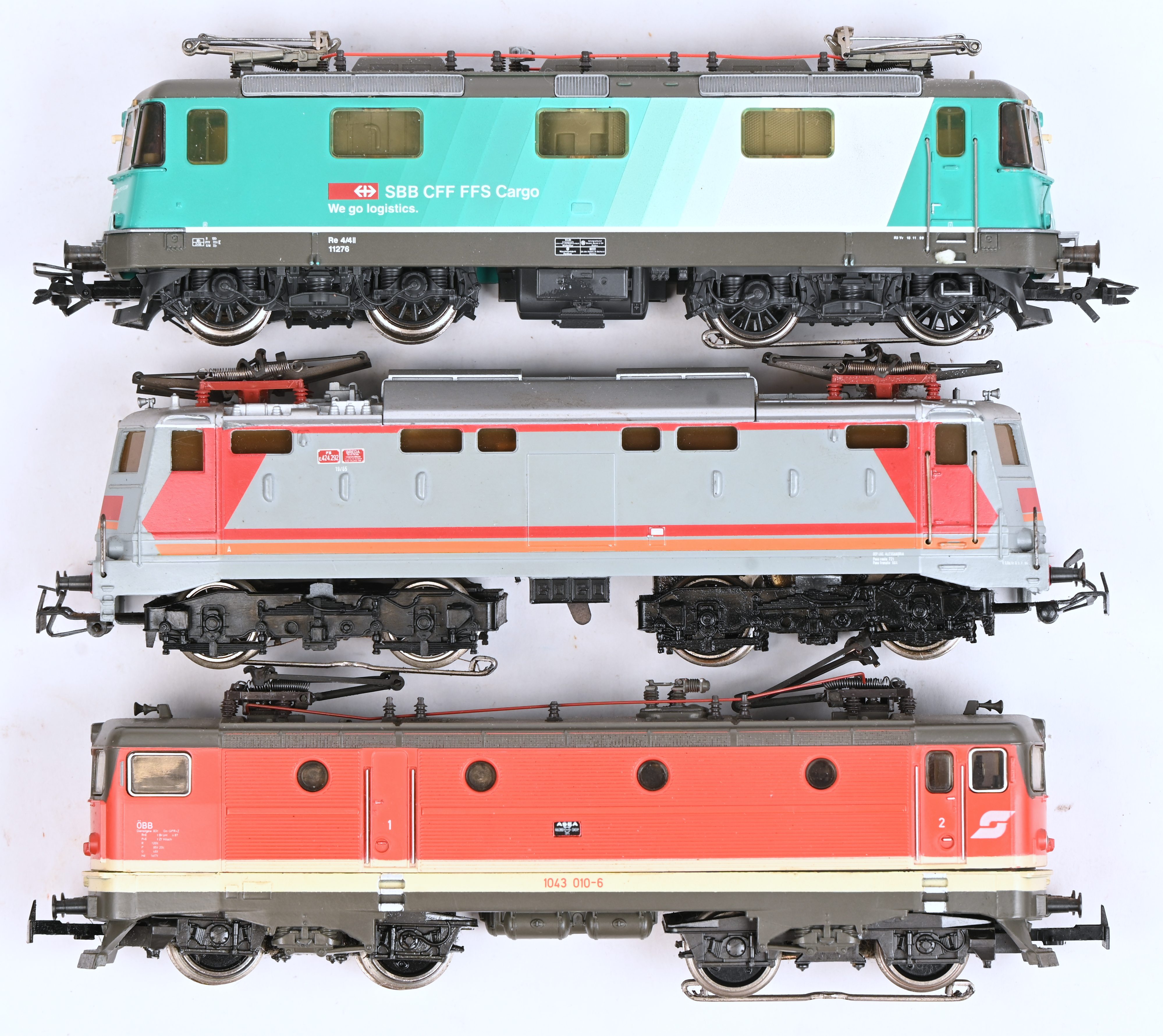 Drie locomotieven. 34345 van de SBB CFF FFS Cargo, BR E 424 van de FS en BR 1043 van de ÖBB Drie locomotieven. 34345 van de SBB CFF FFS Cargo, BR E 424 van de FS en BR 1043 van de ÖBB.