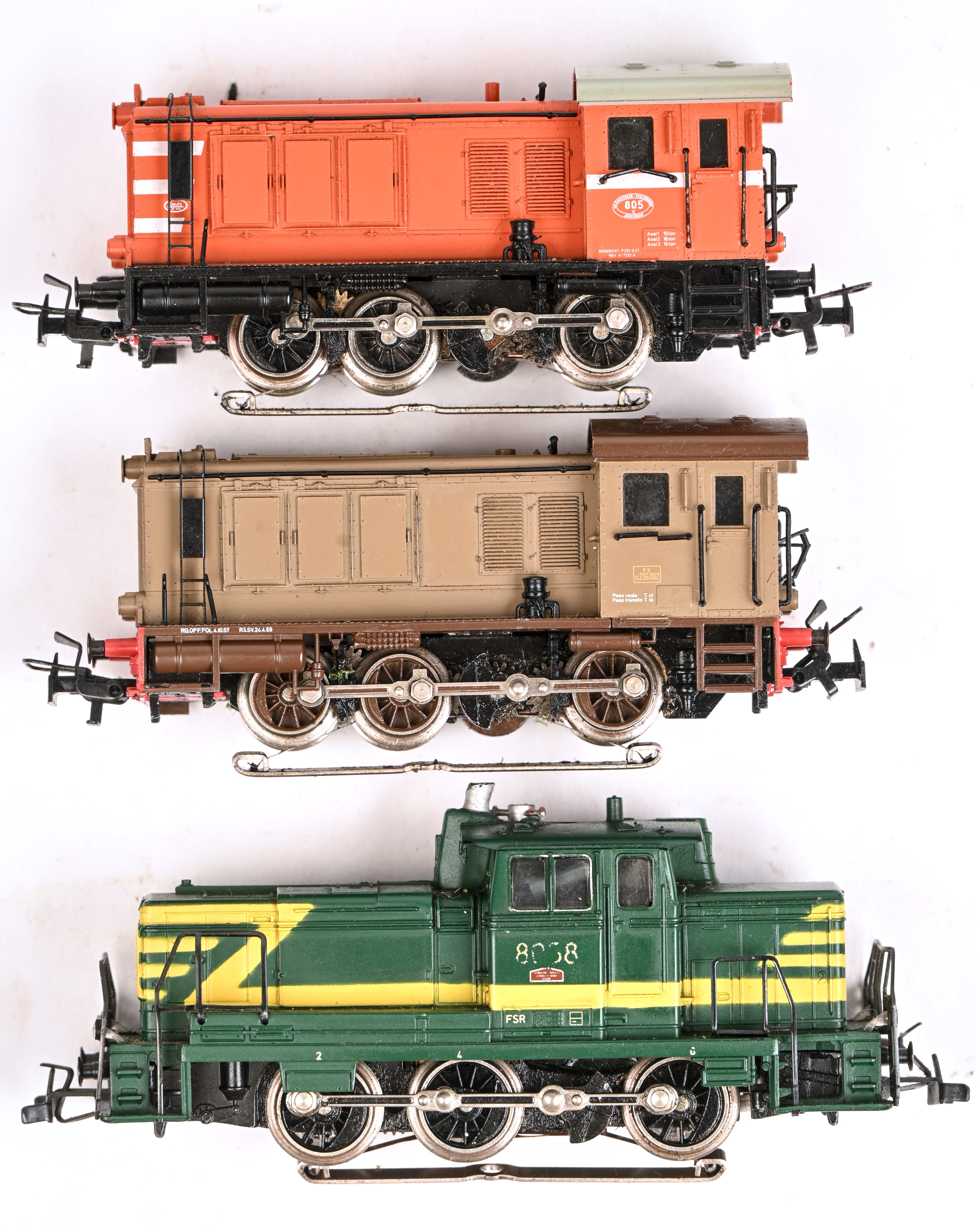 Drie locomotieven. 3142 D236 van de FS, 3138 V 36 van de TGOJ en 3149 Serie 8058 van de NMBS Drie locomotieven. 3142 D236 van de FS, 3138 V 36 van de TGOJ en 3149 Serie 8058 van de NMBS.