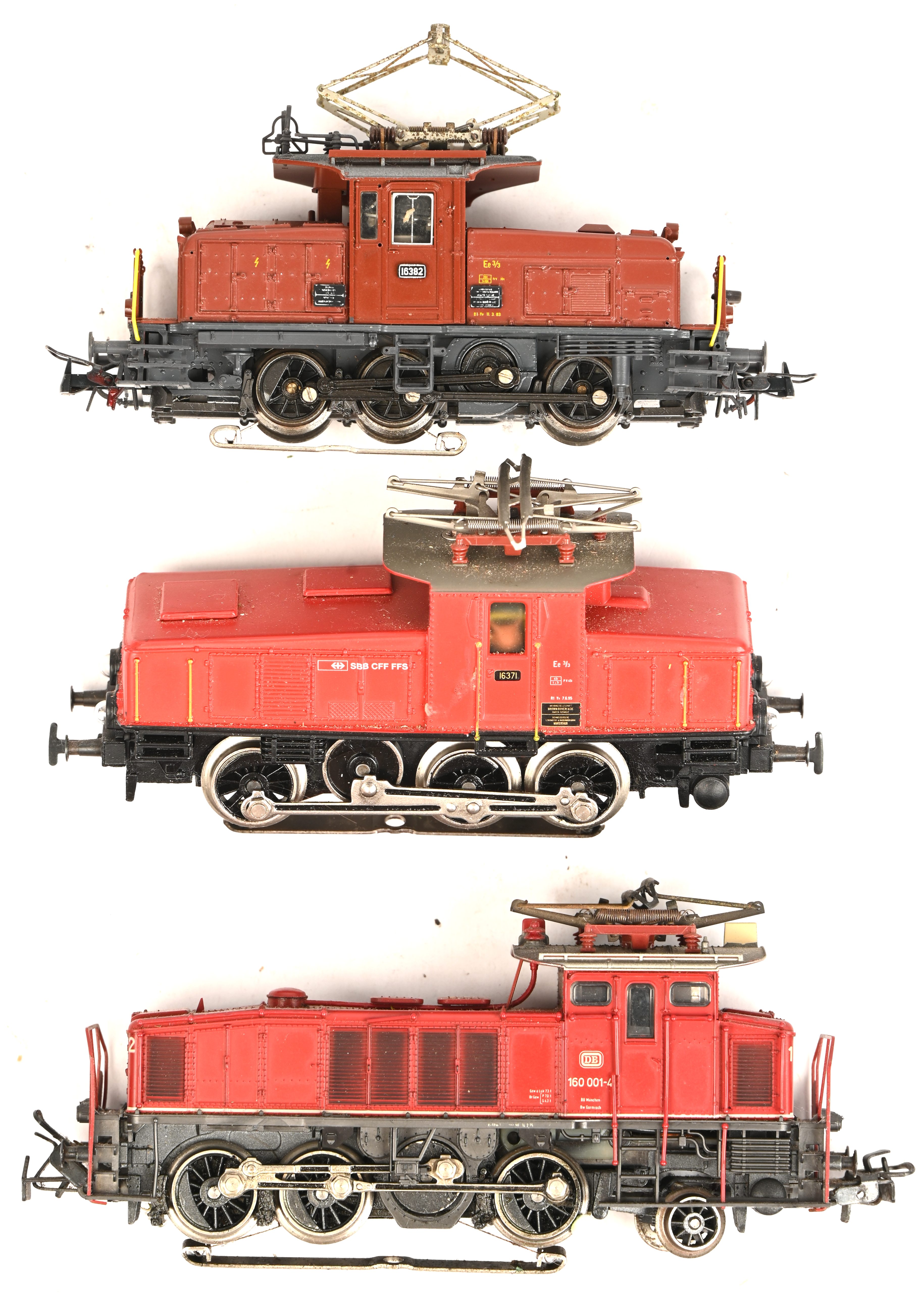 Drie locomotieven. Roco 43936 SBB 16382, Märklin rangeerloc 16371 en Märklin 3157 H0 BR 160 van de DB Drie locomotieven. Roco 43936 SBB 16382, Märklin rangeerloc 16371 en Märklin 3157 H0 BR 160 van de DB.