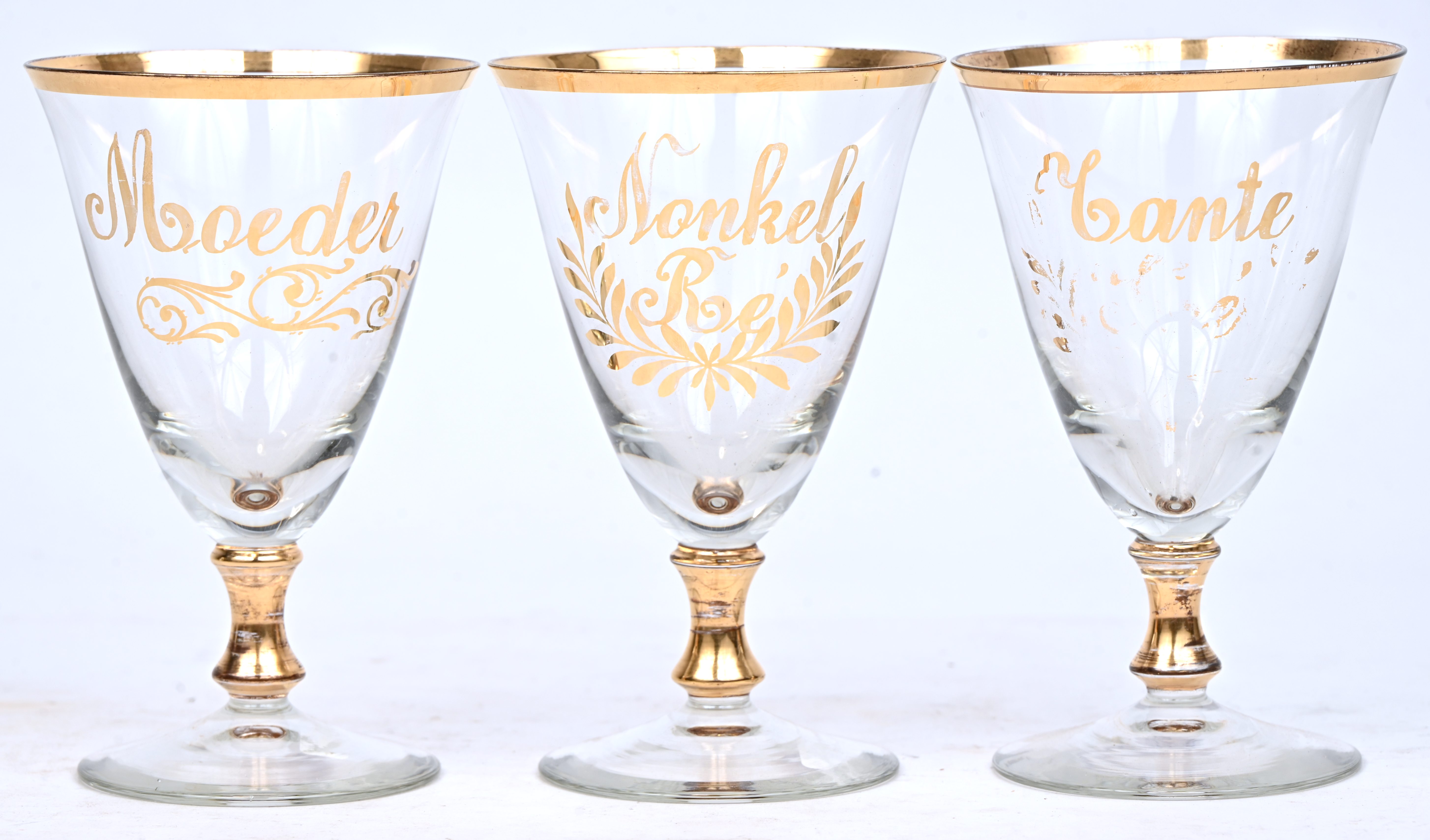 Drie gepersonaliseerde vazen, model Minerva D.90, Booms glas Drie gepersonaliseerde vazen, model Minerva D.90, Booms glas.