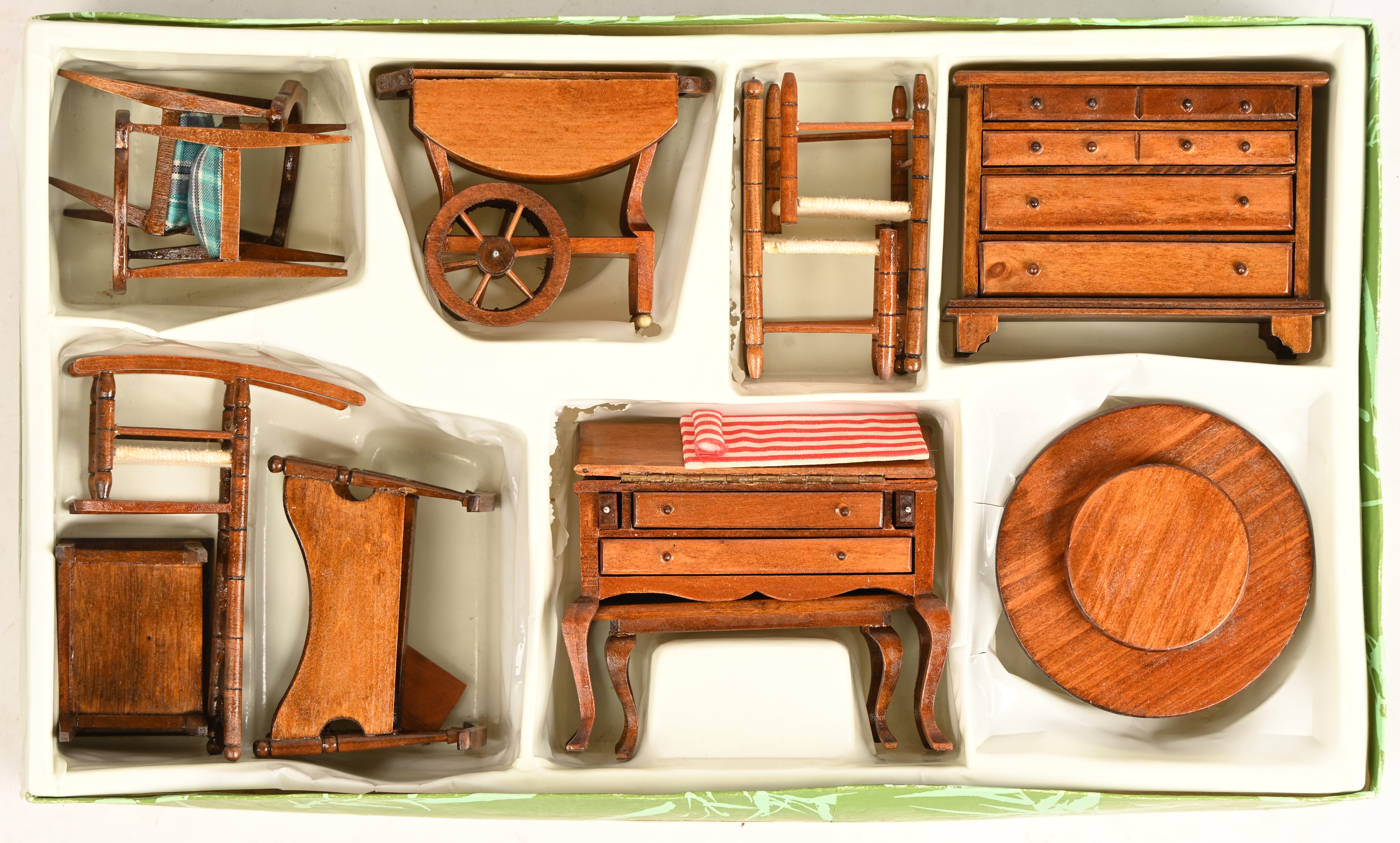 Een lot houten poppenhuis meubeltjes Een lot houten poppenhuis meubeltjes.