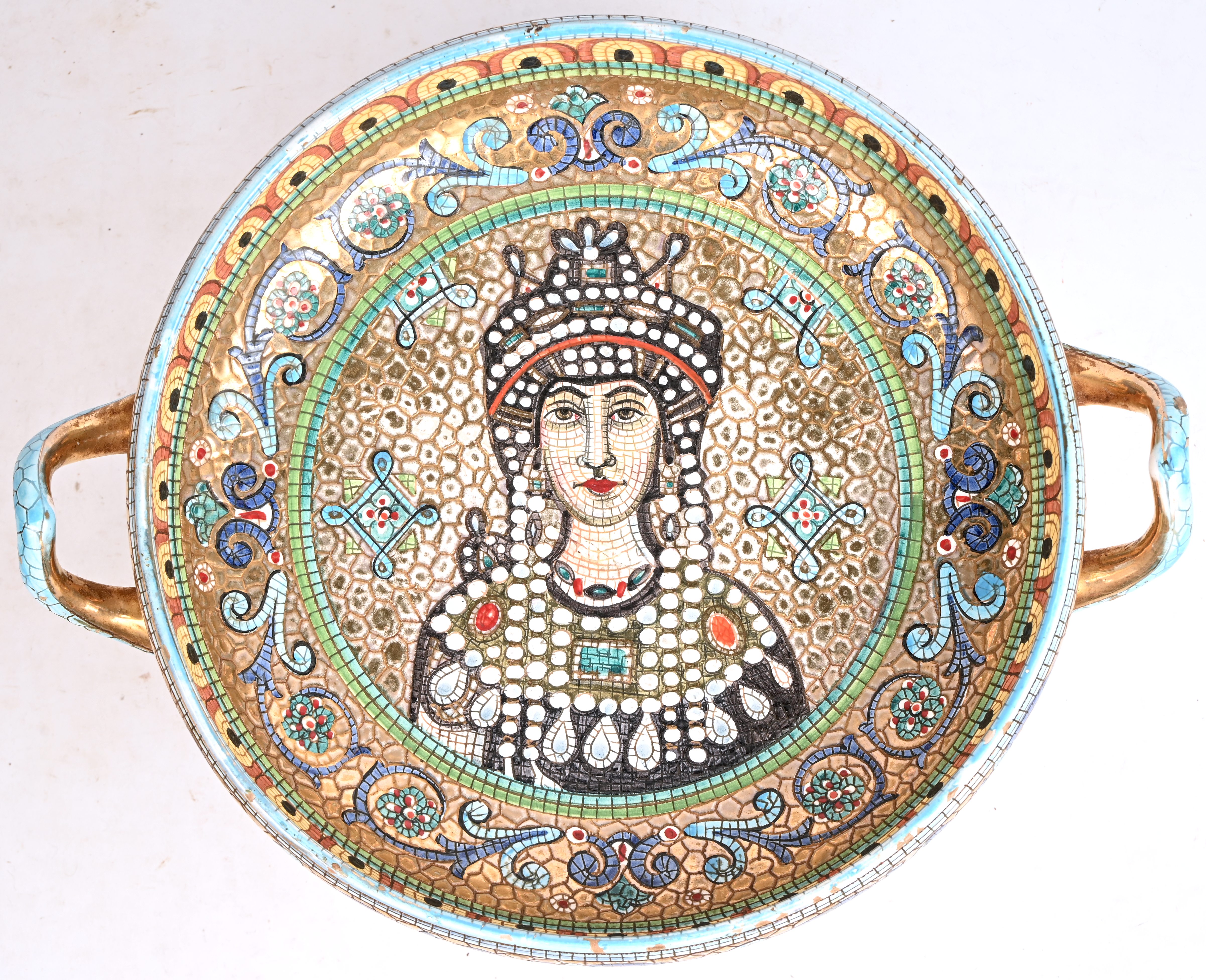 Een keramische schaal op voet, gemerkt Deruta, Italy. Met een decor in de stijl van Byzantijns mozaïek Een keramische schaal op voet, gemerkt Deruta, Italy. Met een decor in de stijl van Byzantijns mozaïek.
