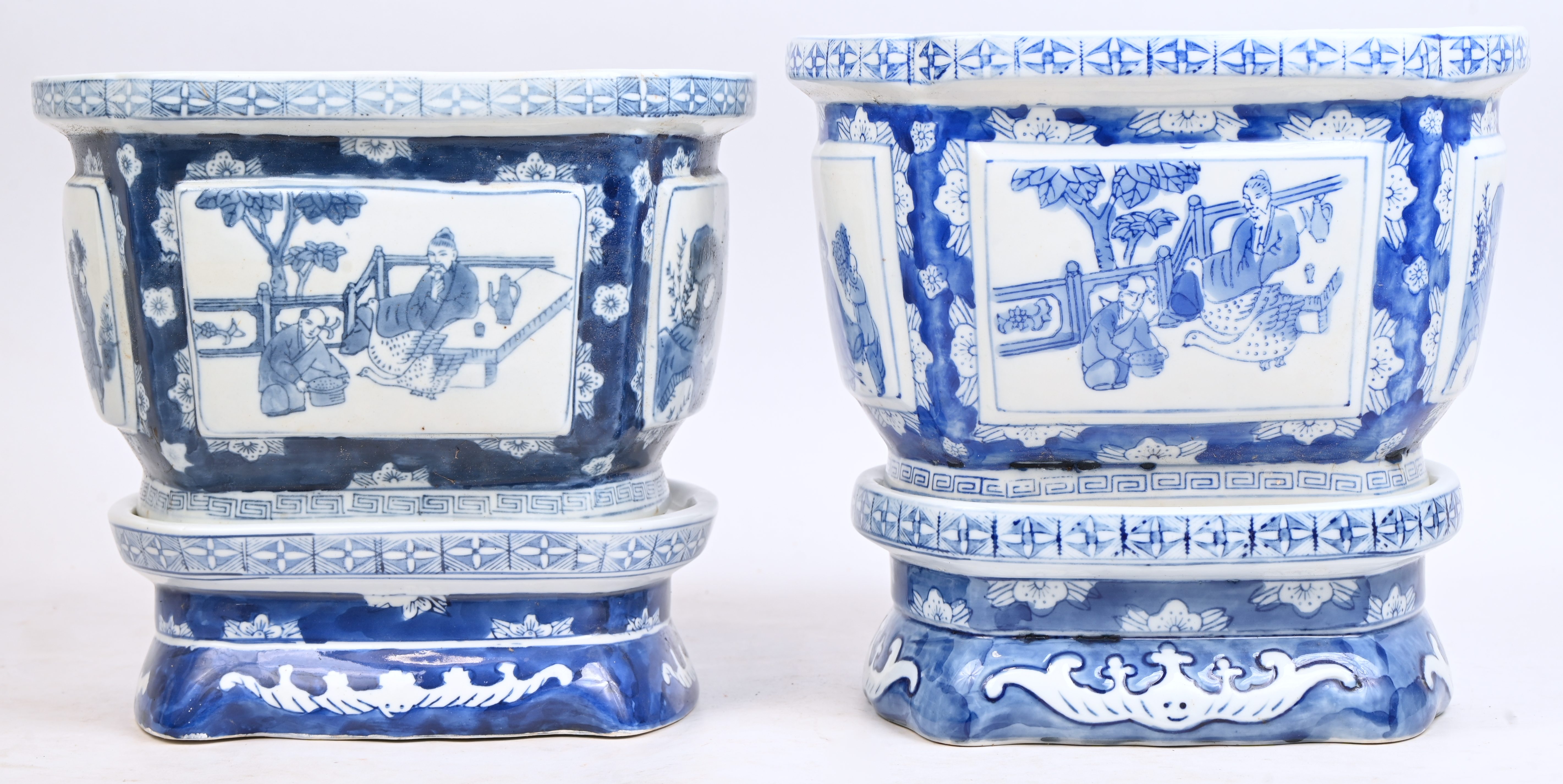 Twee Chinees porseleinen bloempotten op losse sokkel Twee Chinees porseleinen bloempotten op losse sokkel.