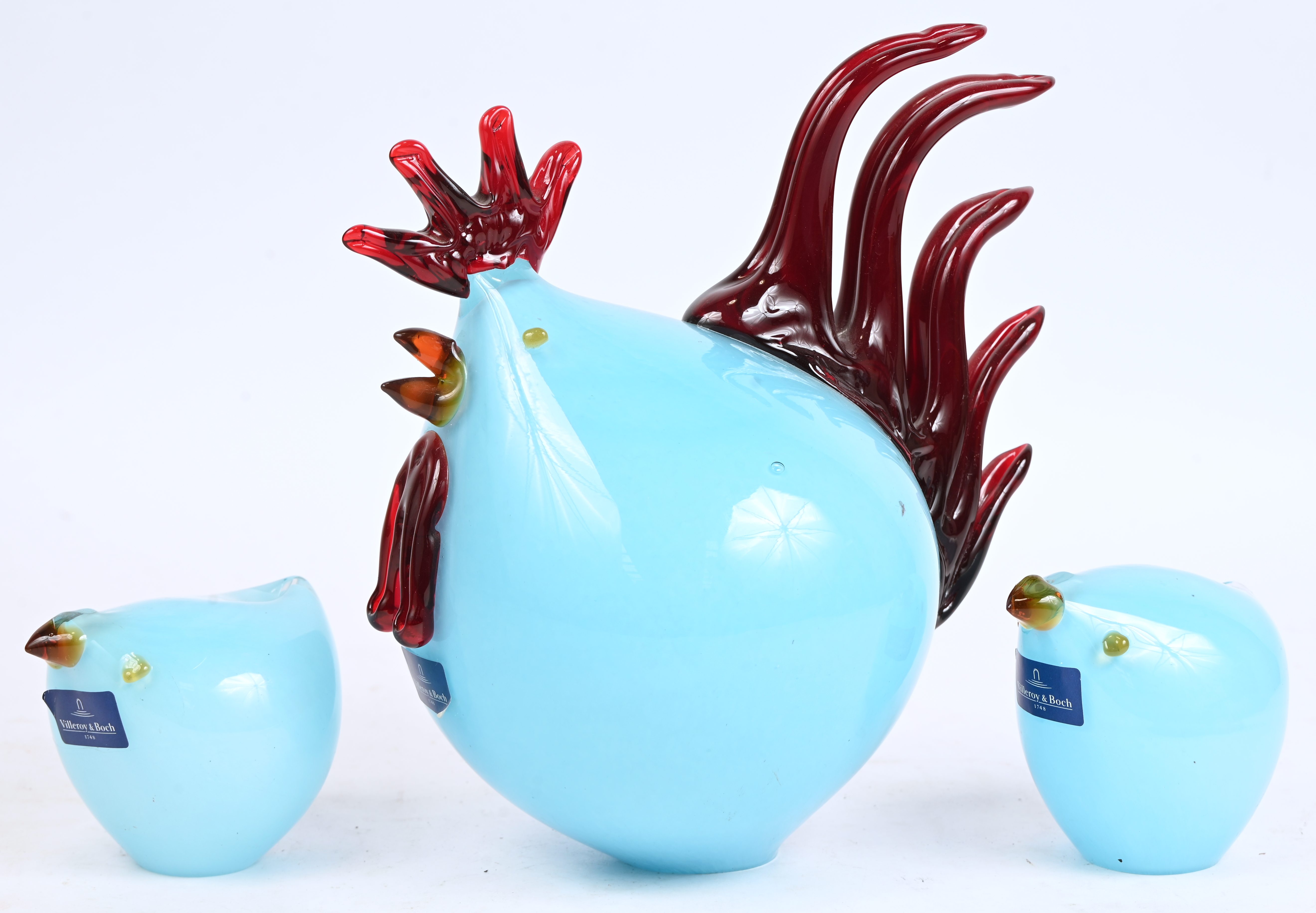 Een haan en 2 kuikens, gekleurd glas, gemerkt Villeroy & Boch Een haan en 2 kuikens, gekleurd glas, gemerkt Villeroy & Boch.