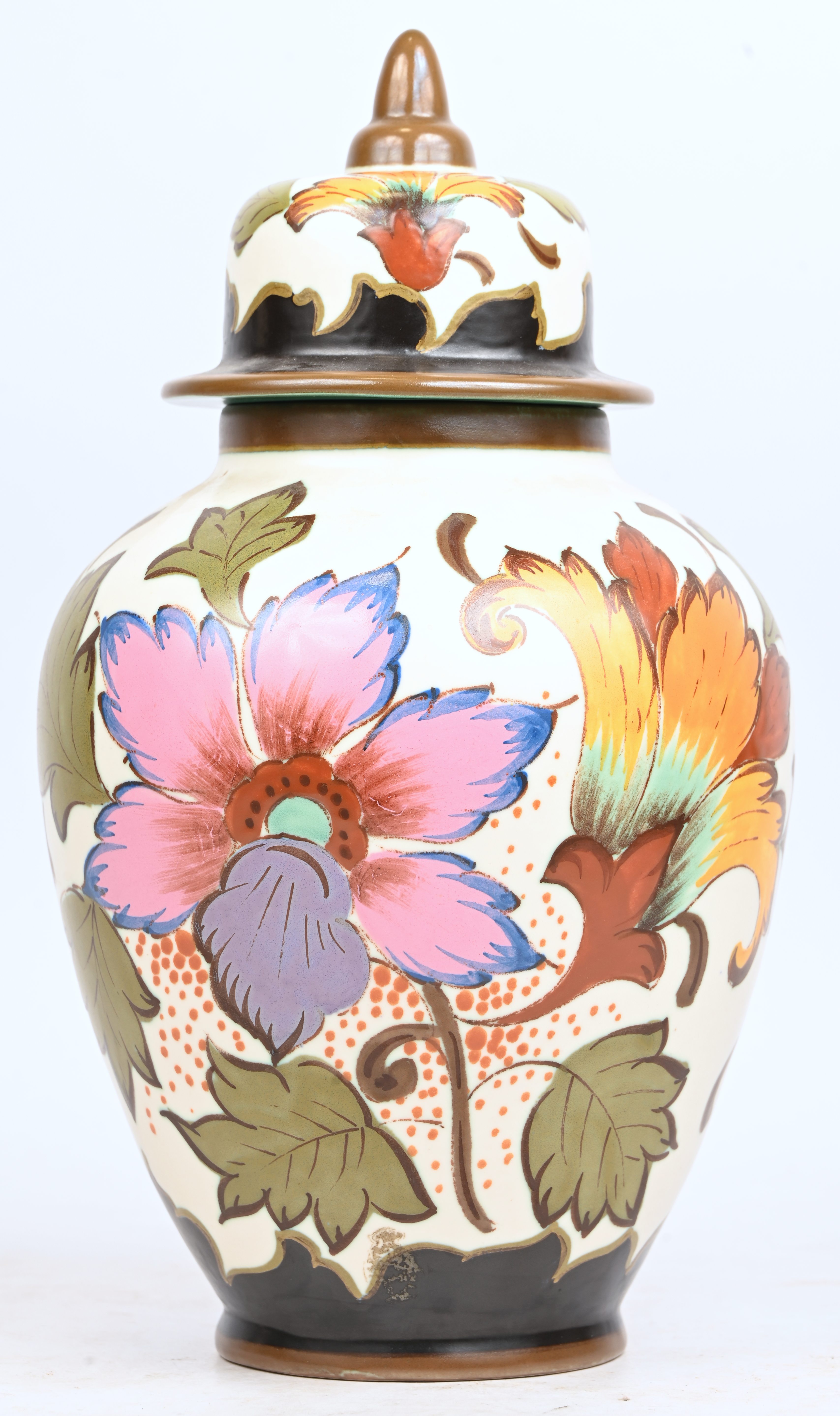 Een dekselvaas met floraal decor, gemerkt Jaffa, Koninklijk Gouda Een dekselvaas met floraal decor, gemerkt Jaffa, Koninklijk Gouda.