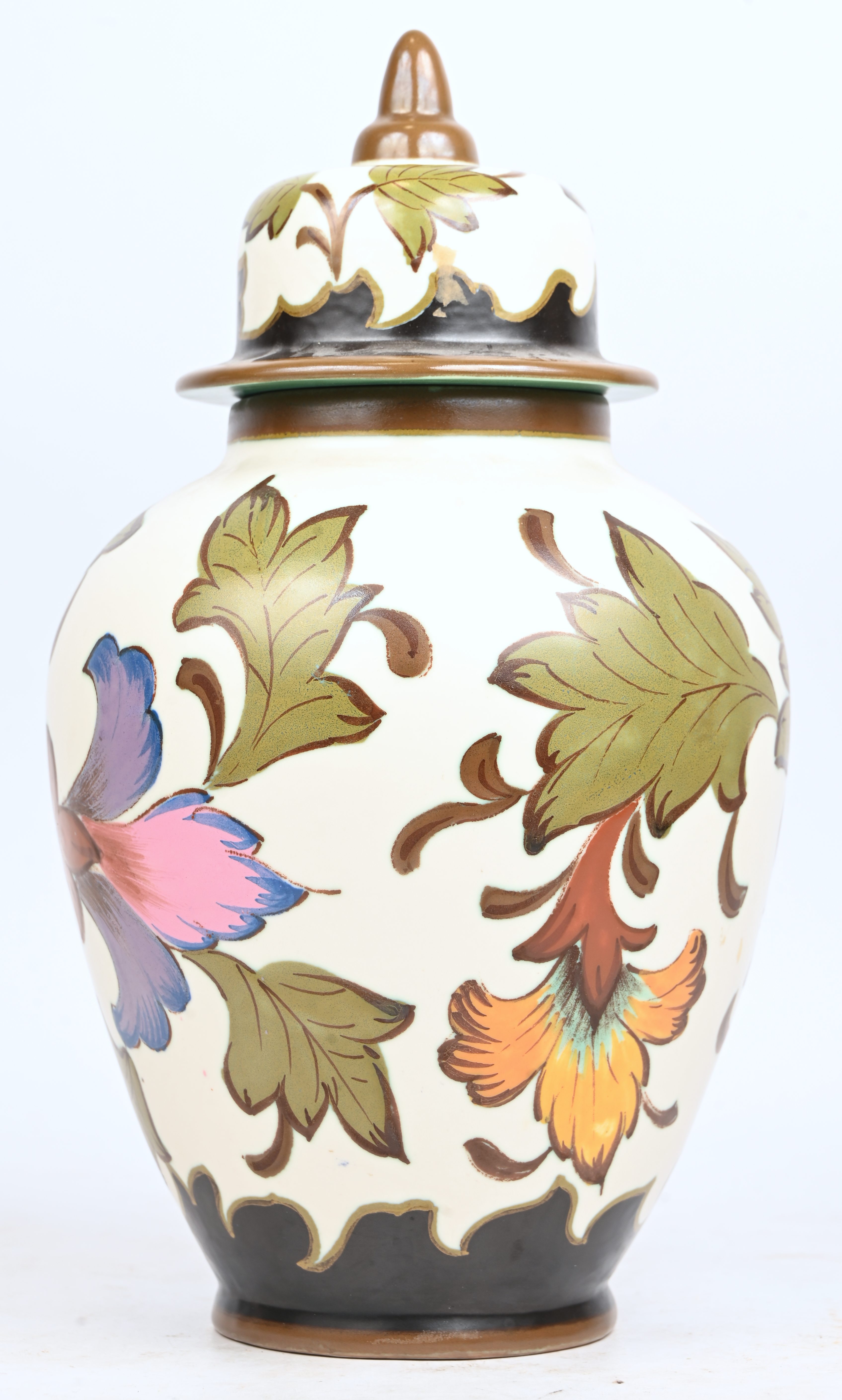 Een dekselvaas met floraal decor, gemerkt Jaffa, Koninklijk Gouda Een dekselvaas met floraal decor, gemerkt Jaffa, Koninklijk Gouda.