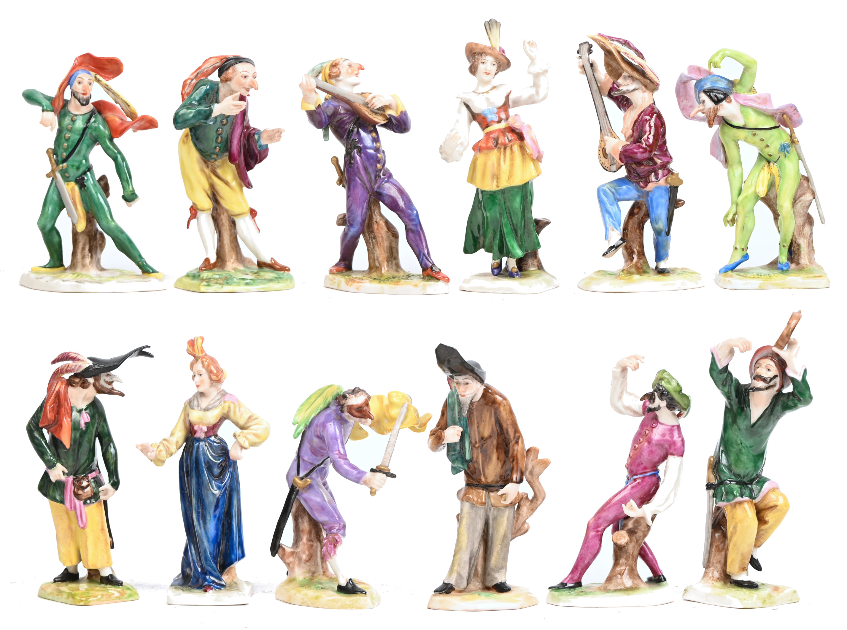 Twaalf porseleinen beeldjes, commedia dell'arte, waarvan 3 met schade. 8 gemerkt Volkstedt, 4 Capodimonte Twaalf porseleinen beeldjes, commedia dell'arte, waarvan 3 met schade. 8 gemerkt Volkstedt, 4 Capodimonte.