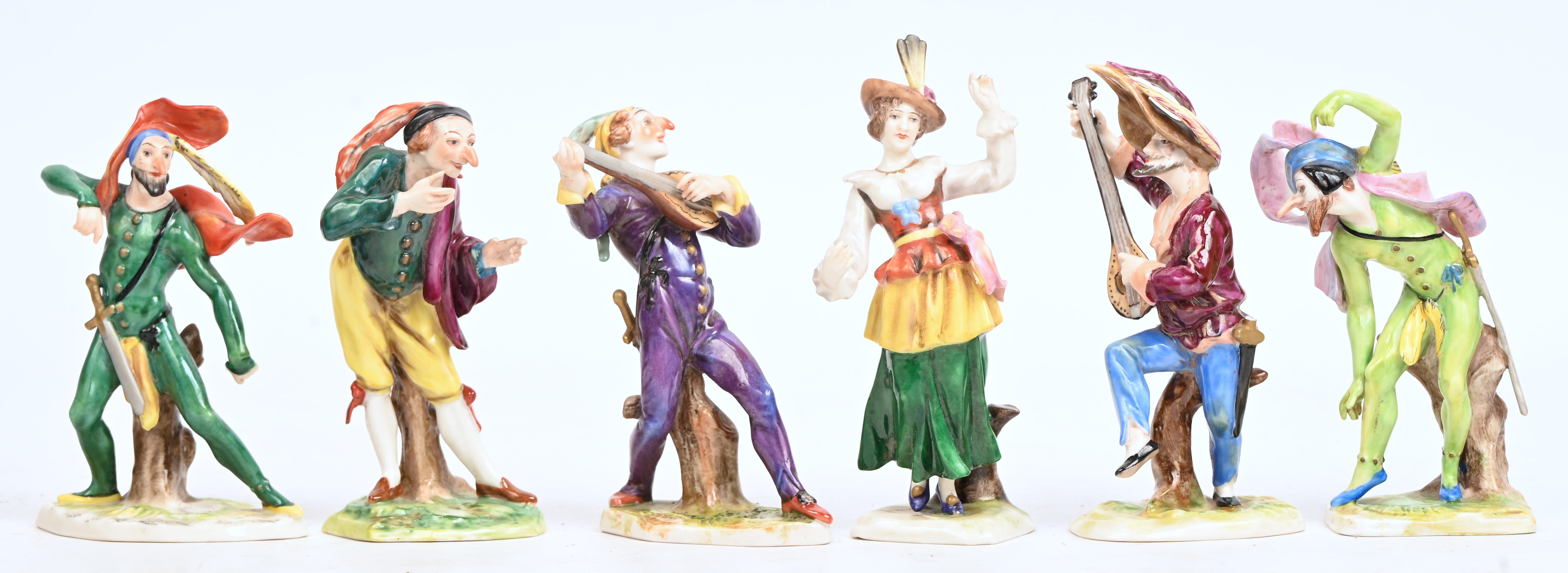 Twaalf porseleinen beeldjes, commedia dell'arte, waarvan 3 met schade. 8 gemerkt Volkstedt, 4 Capodimonte Twaalf porseleinen beeldjes, commedia dell'arte, waarvan 3 met schade. 8 gemerkt Volkstedt, 4 Capodimonte.