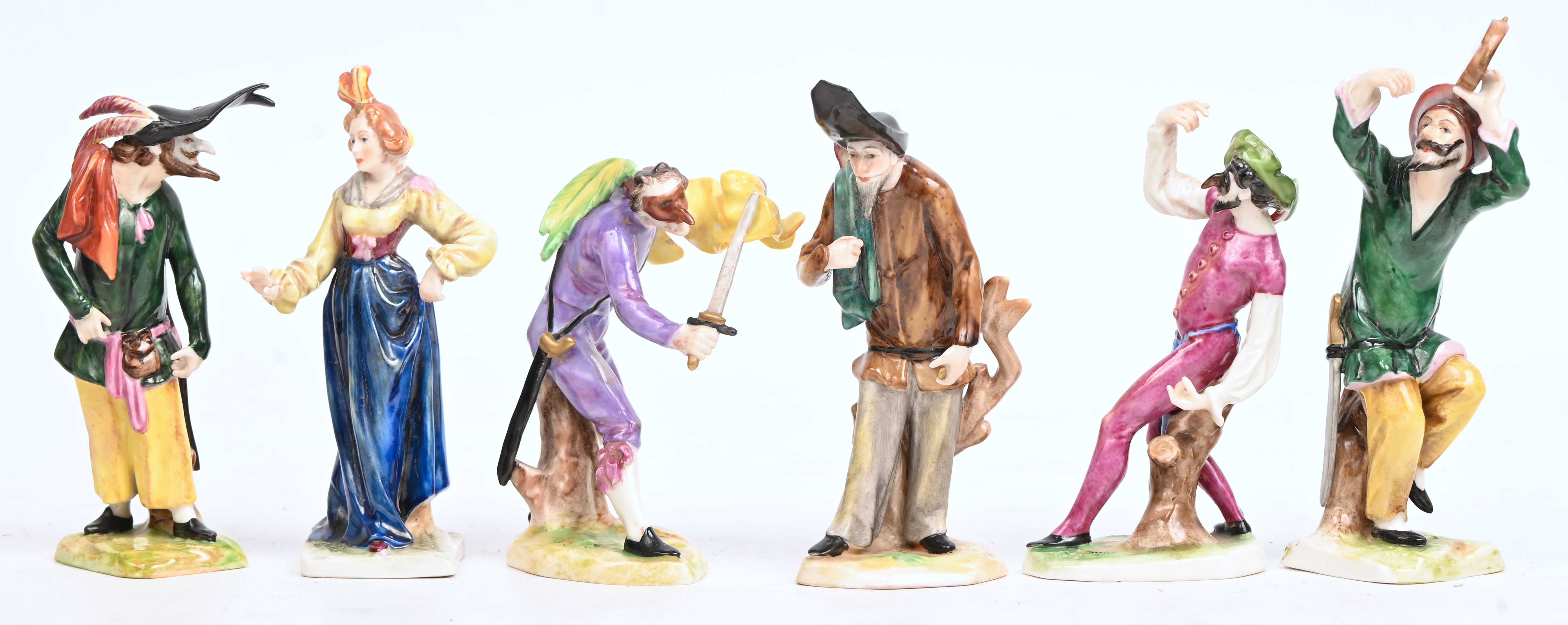 Twaalf porseleinen beeldjes, commedia dell'arte, waarvan 3 met schade. 8 gemerkt Volkstedt, 4 Capodimonte Twaalf porseleinen beeldjes, commedia dell'arte, waarvan 3 met schade. 8 gemerkt Volkstedt, 4 Capodimonte.