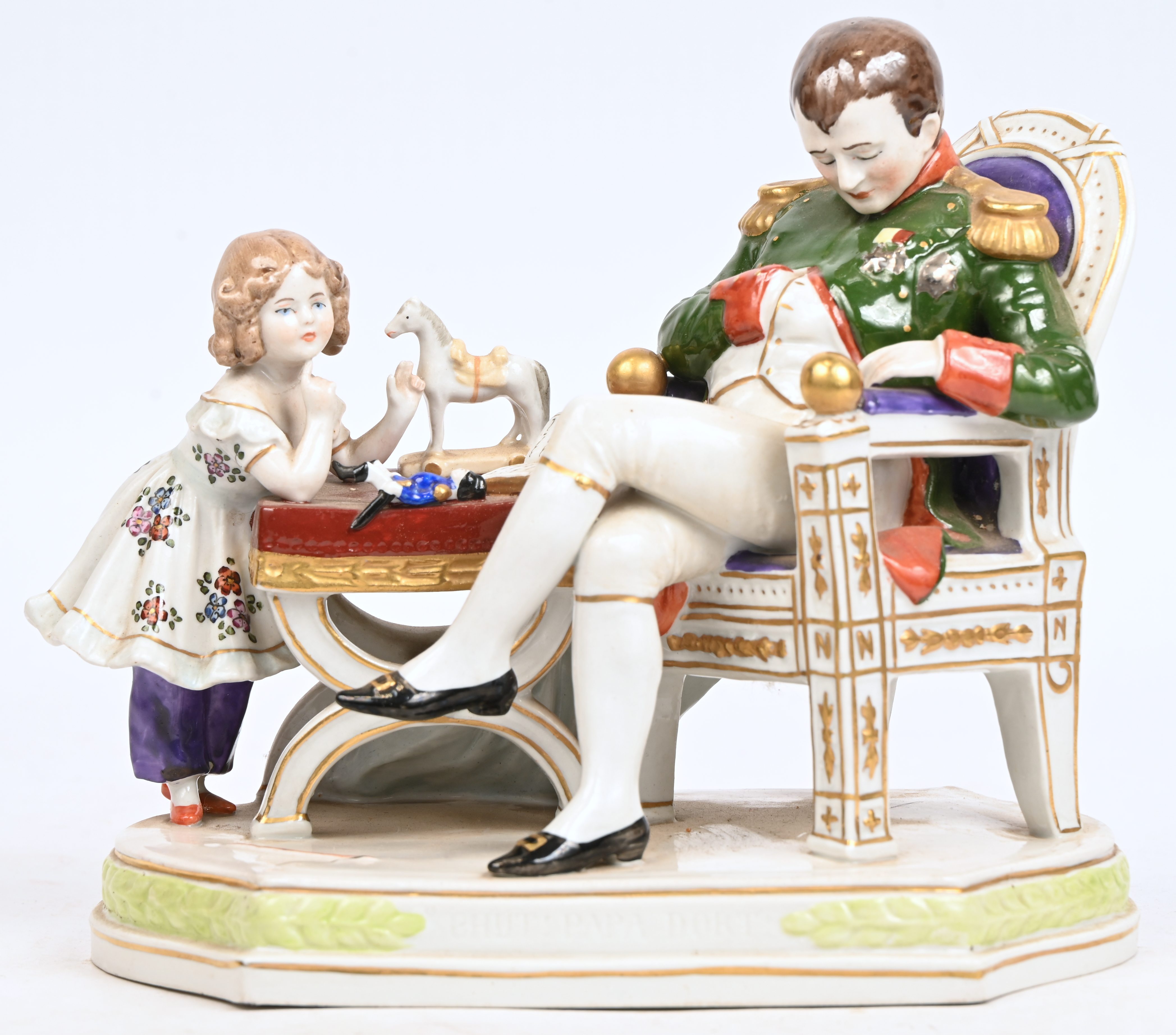 ‘Shut, papa dort’, een groepje van meerkleurig porselein. Met de voorstelling van een slapende Napoleon en zijn stiefdochter Hortense. Gemerkt Scheibe Alsbach. Van het popje op tafel is de linkervoet manco ‘Shut, papa dort’, een groepje van meerkleurig porselein. Met de voorstelling van een slapende Napoleon en zijn stiefdochter Hortense. Gemerkt Scheibe Alsbach. Van het popje op tafel is de linkervoet manco.