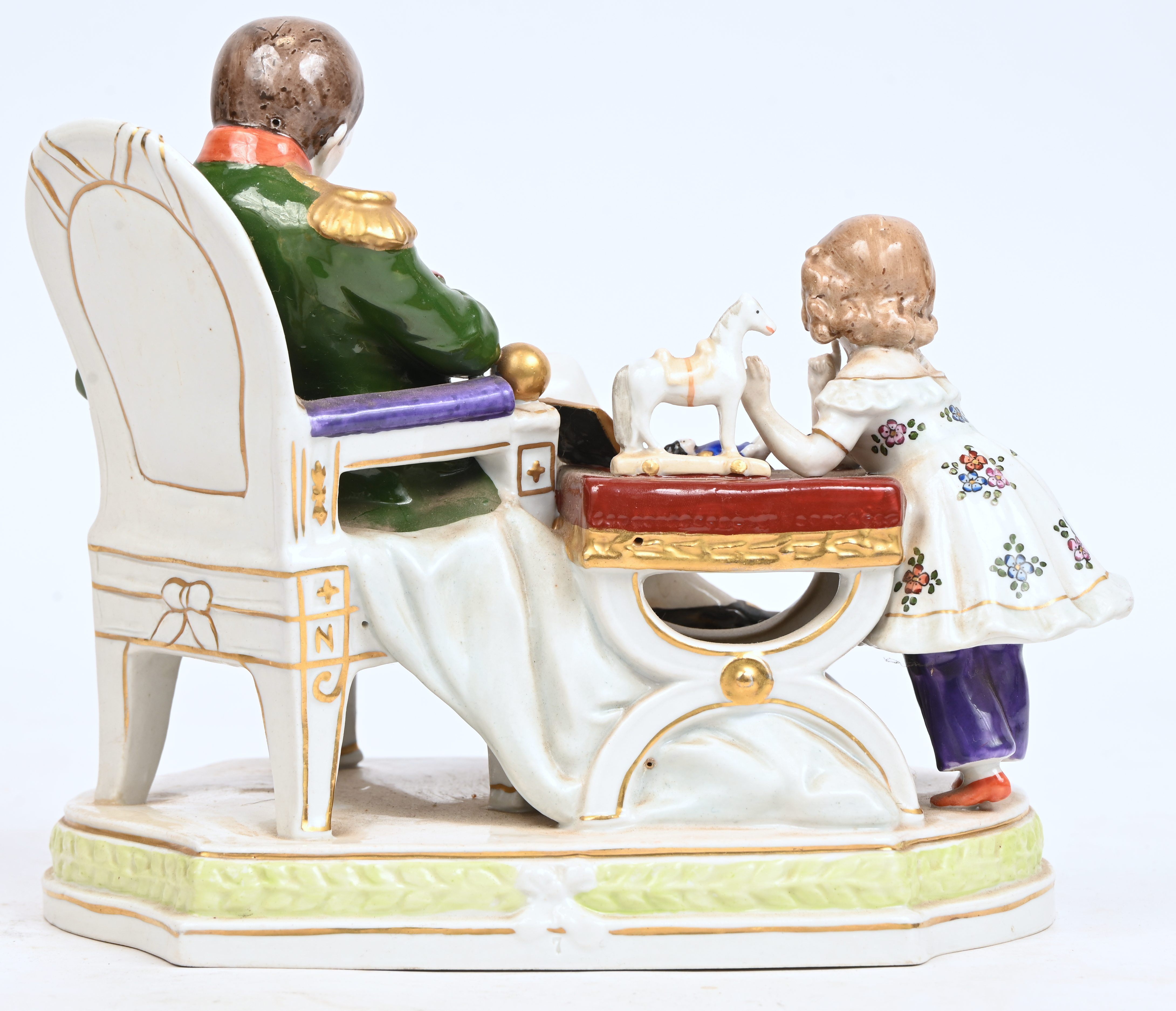 ‘Shut, papa dort’, een groepje van meerkleurig porselein. Met de voorstelling van een slapende Napoleon en zijn stiefdochter Hortense. Gemerkt Scheibe Alsbach. Van het popje op tafel is de linkervoet manco ‘Shut, papa dort’, een groepje van meerkleurig porselein. Met de voorstelling van een slapende Napoleon en zijn stiefdochter Hortense. Gemerkt Scheibe Alsbach. Van het popje op tafel is de linkervoet manco.
