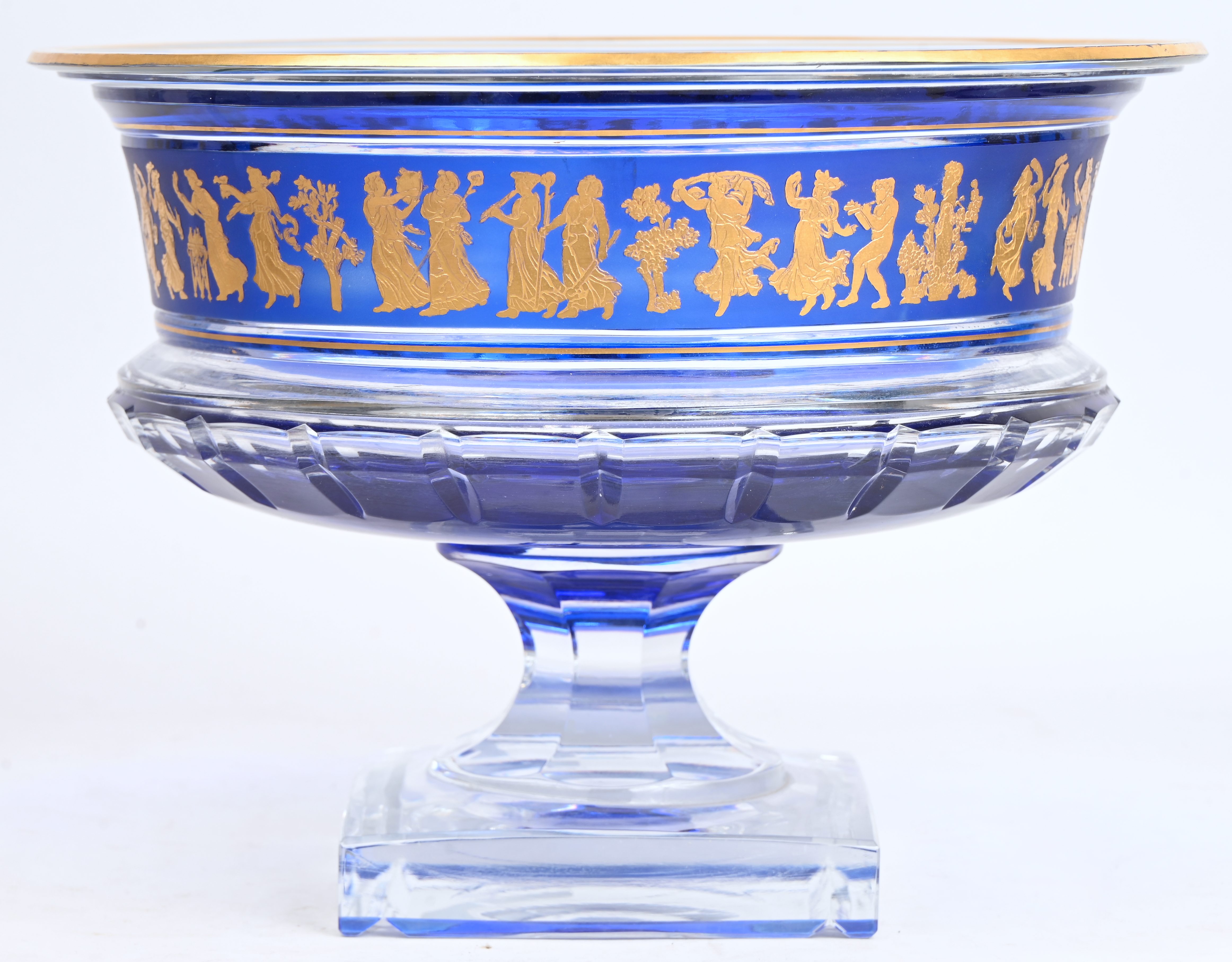 Een grote kristallen coupe, gemerkt Val Saint Lambert, model ‘Borodine’ van de reeks ‘Danse de flore’. Twee minieme schilfertjes Een grote kristallen coupe, gemerkt Val Saint Lambert, model ‘Borodine’ van de reeks ‘Danse de flore’. Twee minieme schilfertjes.