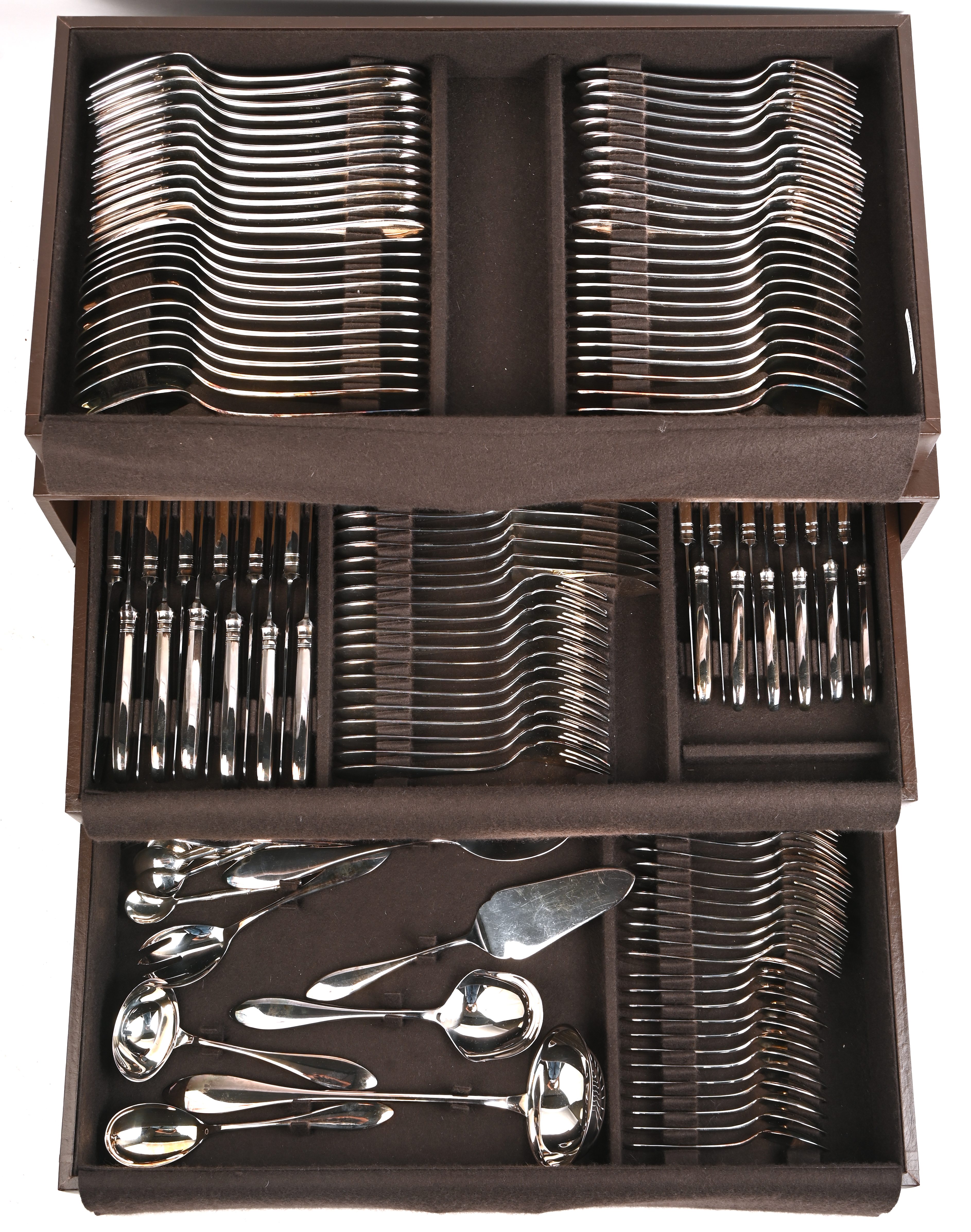 Een 127-delig verzilverd metalen bestek voor 12 personen in bijhorende cassette, gemerkt Wilkens 90 Een 127-delig verzilverd metalen bestek voor 12 personen in bijhorende cassette, gemerkt Wilkens 90.