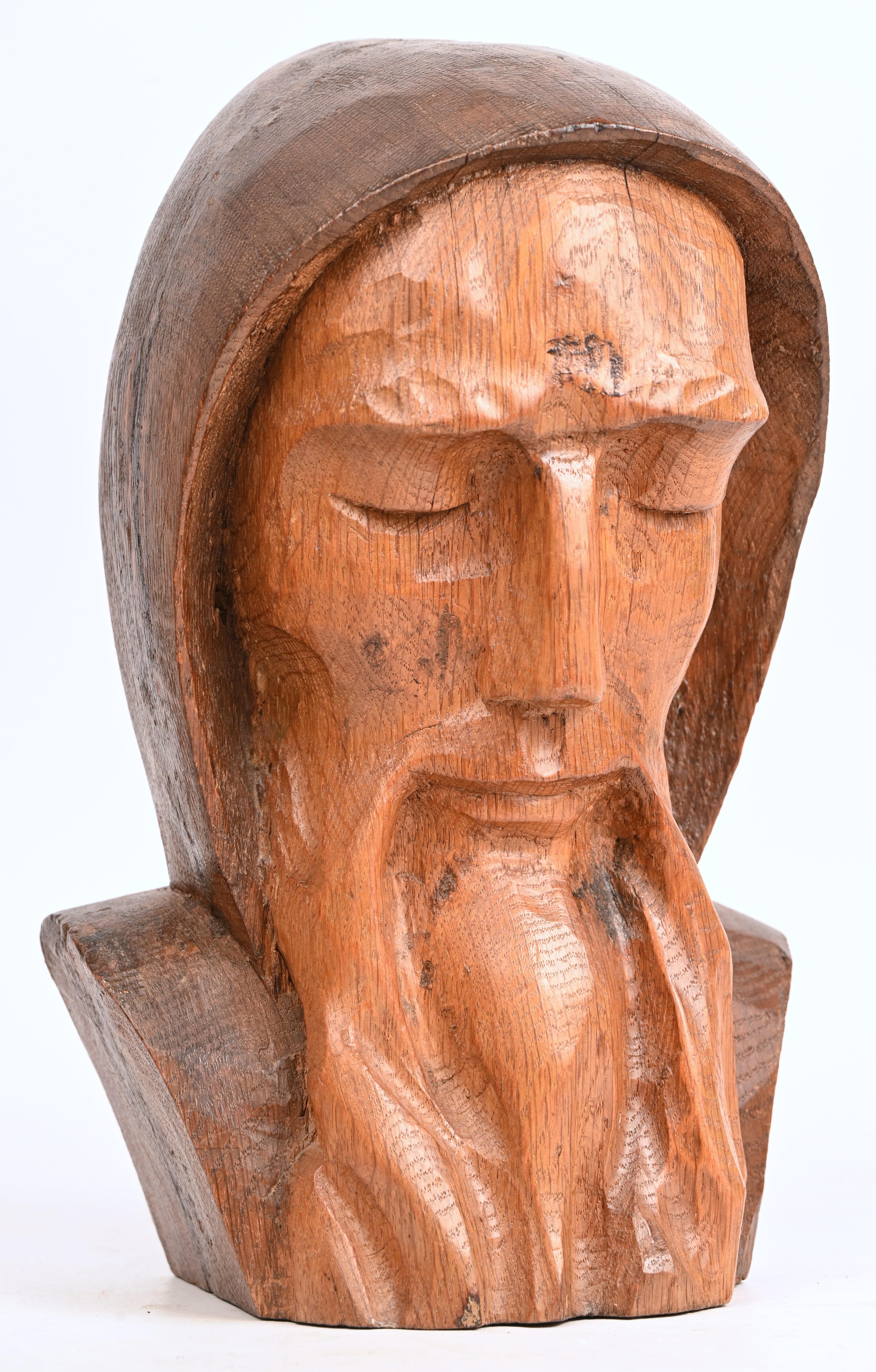 Een massief eikenhouten gesculpteerd hoofd van een monnik, niet gesigneerd Een massief eikenhouten gesculpteerd hoofd van een monnik, niet gesigneerd.