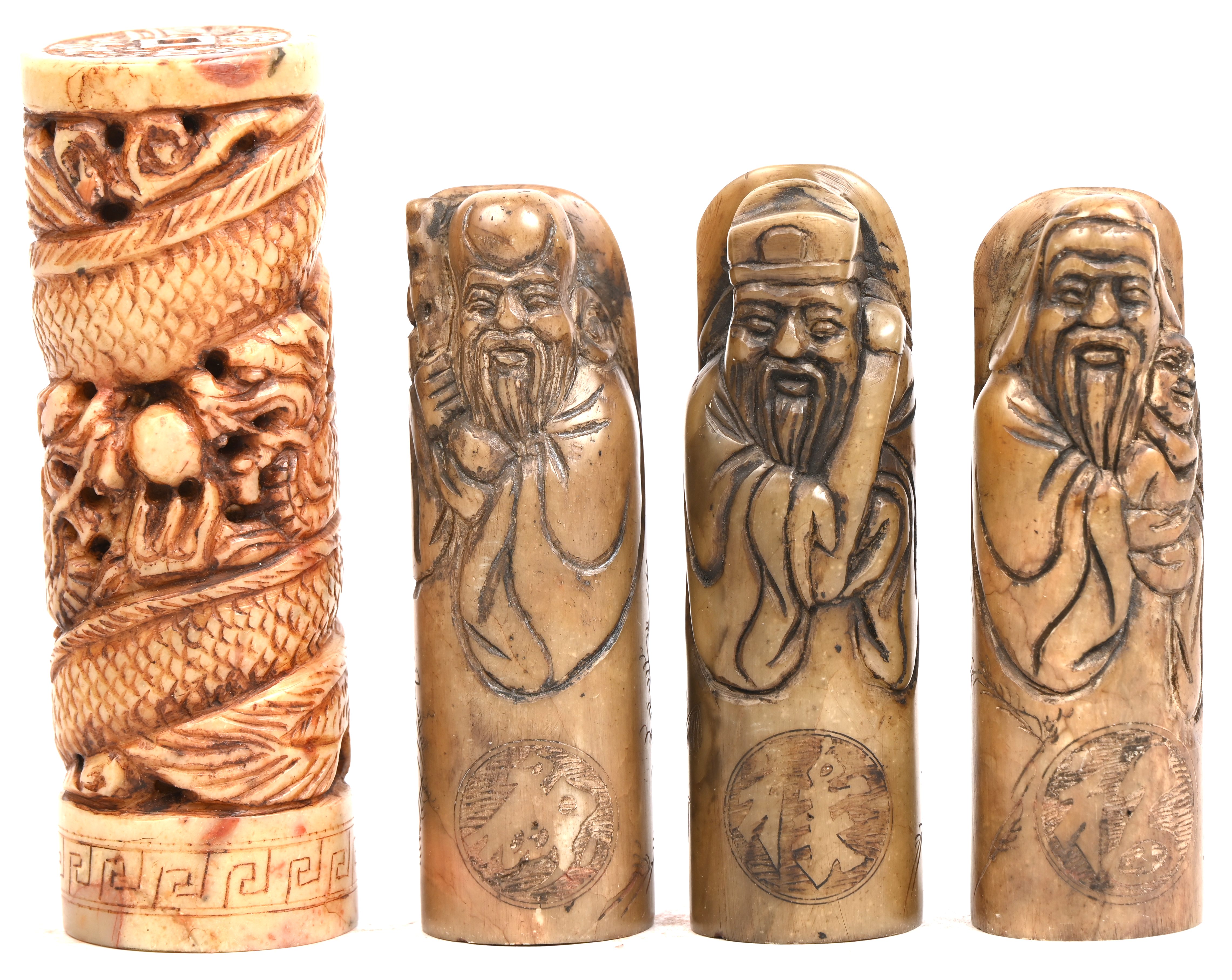 Een lot Chinese voorwerpen bestaande uit 4 spekstenen stempels, een benen briefopener, een benen set met chopsticks en mes in houder en een jade bi-schijf Een lot Chinese voorwerpen bestaande uit 4 spekstenen stempels, een benen briefopener, een benen set met chopsticks en mes in houder en een jade bi-schijf.