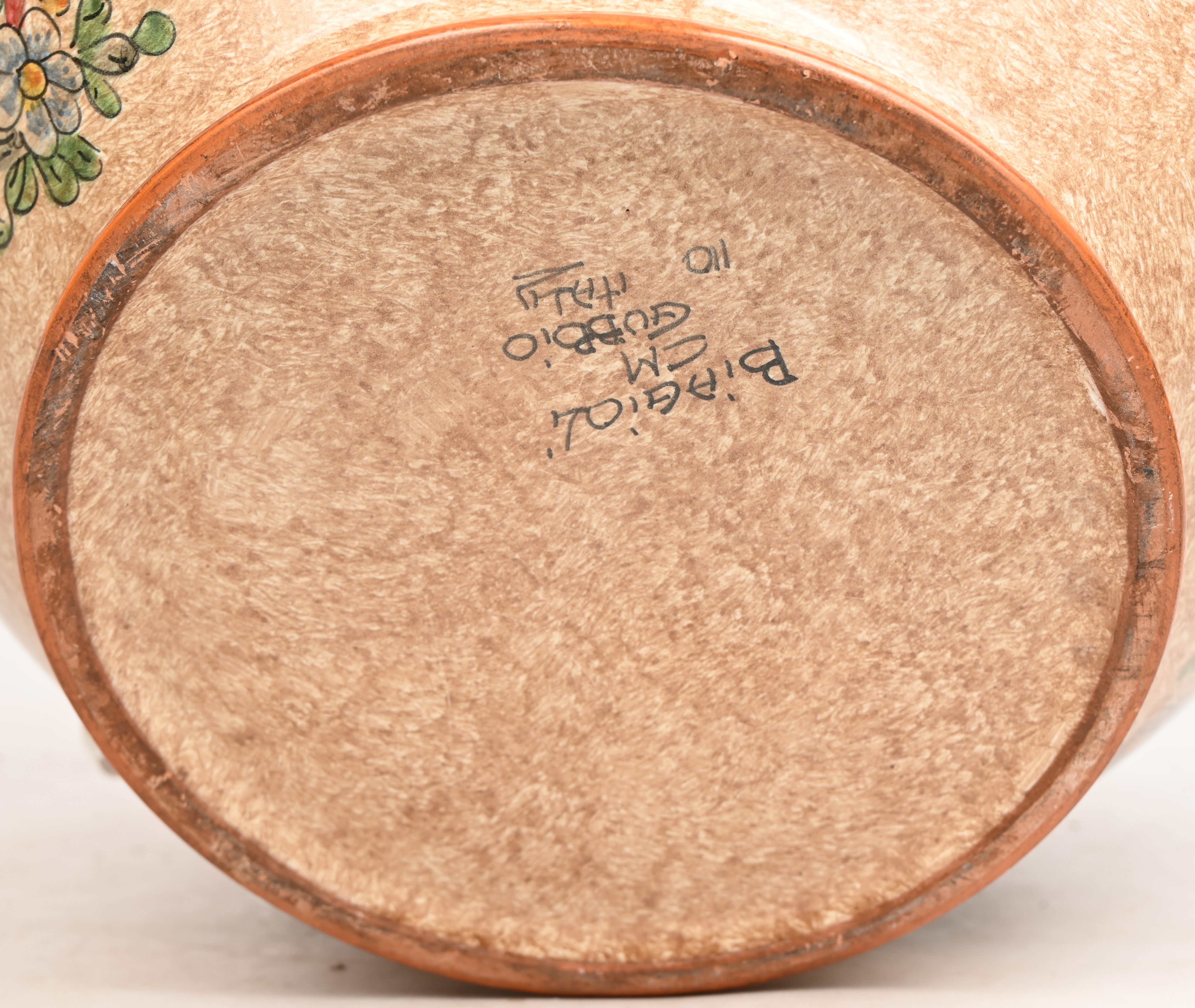 Een Italiaanse cache-pot met floraal decor. Getekend ‘Biagioli’ Een Italiaanse cache-pot met floraal decor. Getekend ‘Biagioli’.