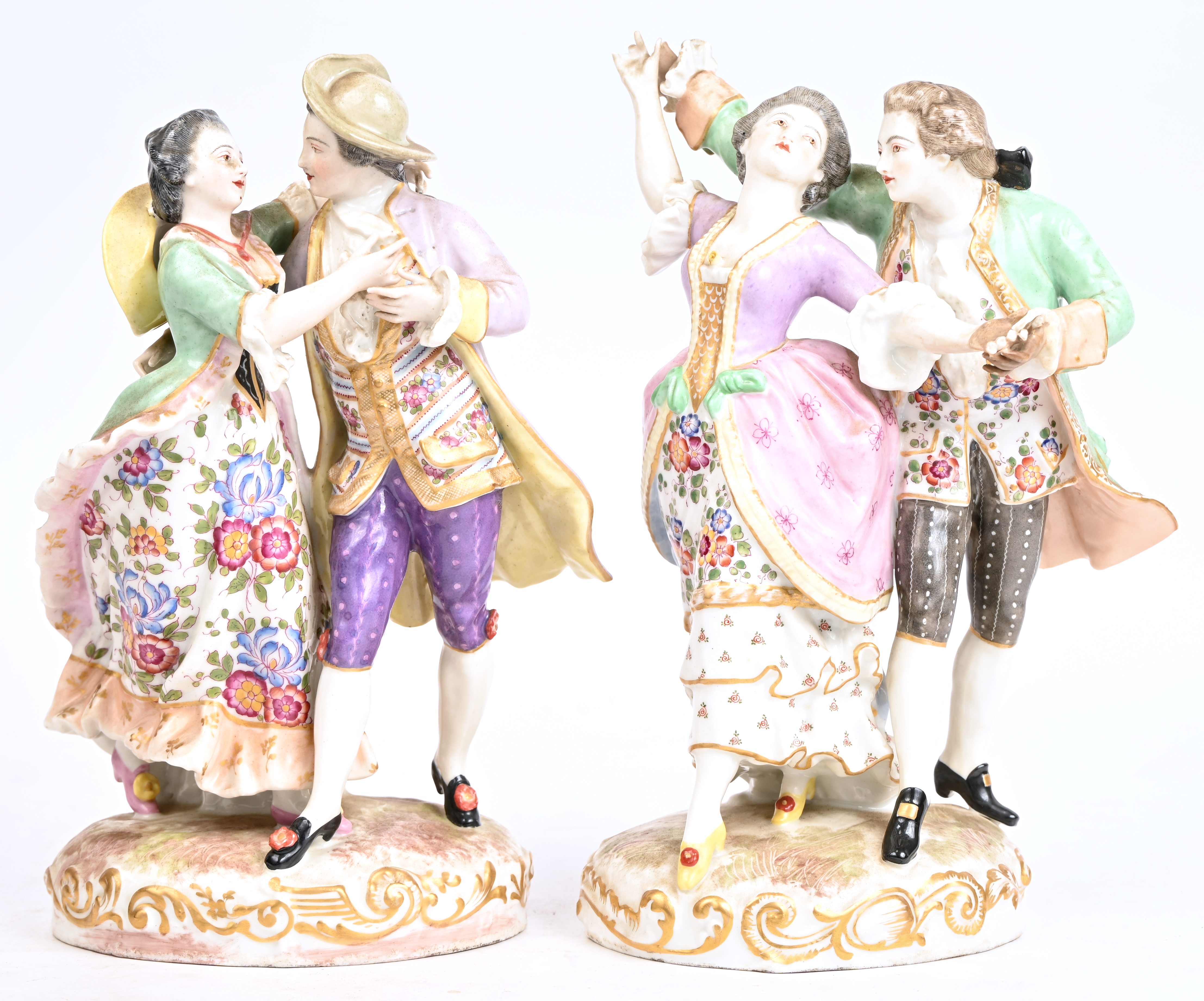 ‘Dansende koppeltjes’, twee groepjes van meerkleurig porselein met Meissen merk. Van één beeld zijn meerdere vingers manco ‘Dansende koppeltjes’, twee groepjes van meerkleurig porselein met Meissen merk. Van één beeld zijn meerdere vingers manco.