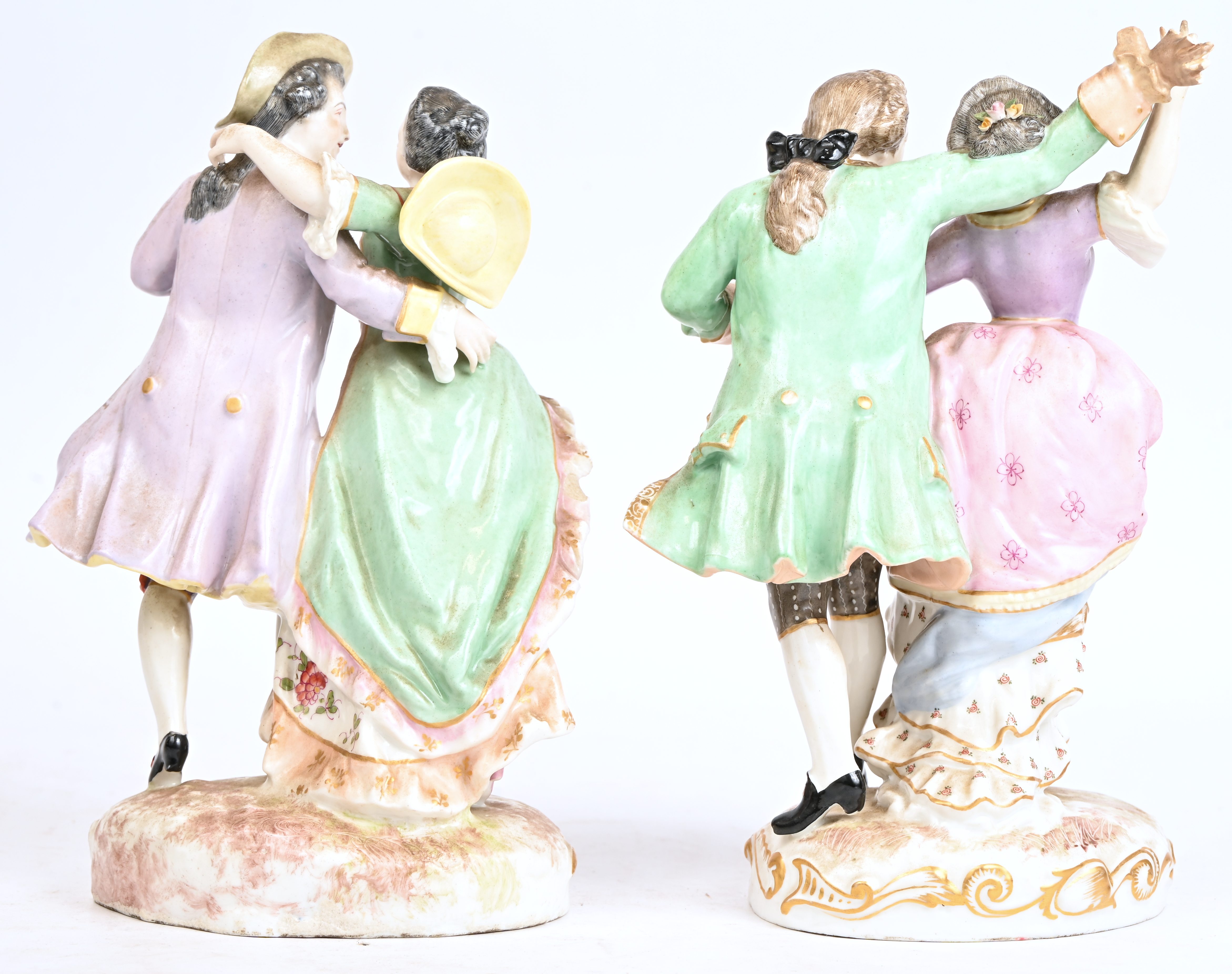 ‘Dansende koppeltjes’, twee groepjes van meerkleurig porselein met Meissen merk. Van één beeld zijn meerdere vingers manco ‘Dansende koppeltjes’, twee groepjes van meerkleurig porselein met Meissen merk. Van één beeld zijn meerdere vingers manco.
