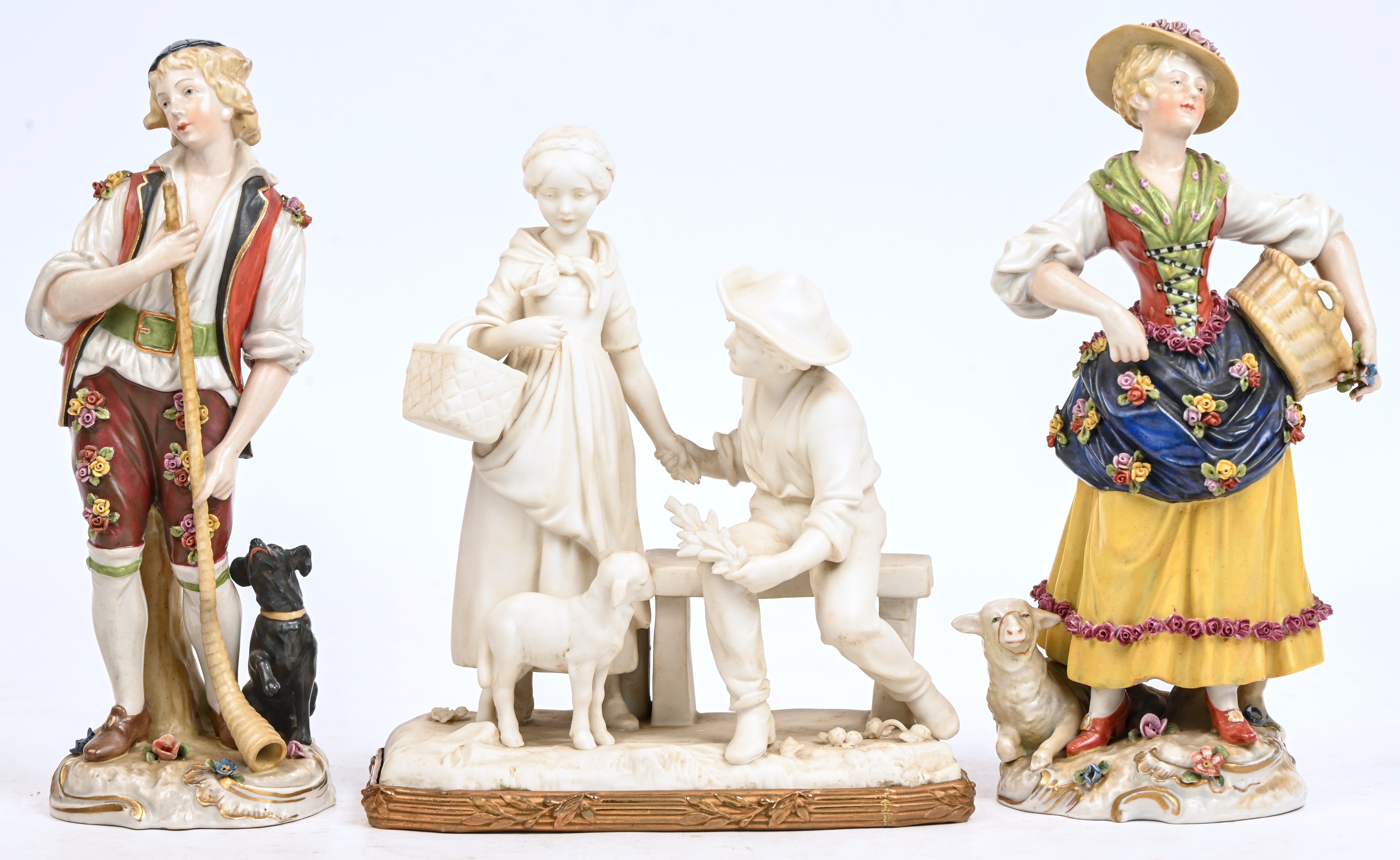 ‘Herderskoppel’. Twee beeldjes van meerkleurig porselein. Gemerkt ‘M’, het schapenhoofd is gelijmd. Toegevoegd een groepje van biscuit ‘Herderskoppel’. Twee beeldjes van meerkleurig porselein. Gemerkt ‘M’, het schapenhoofd is gelijmd. Toegevoegd een groepje van biscuit.