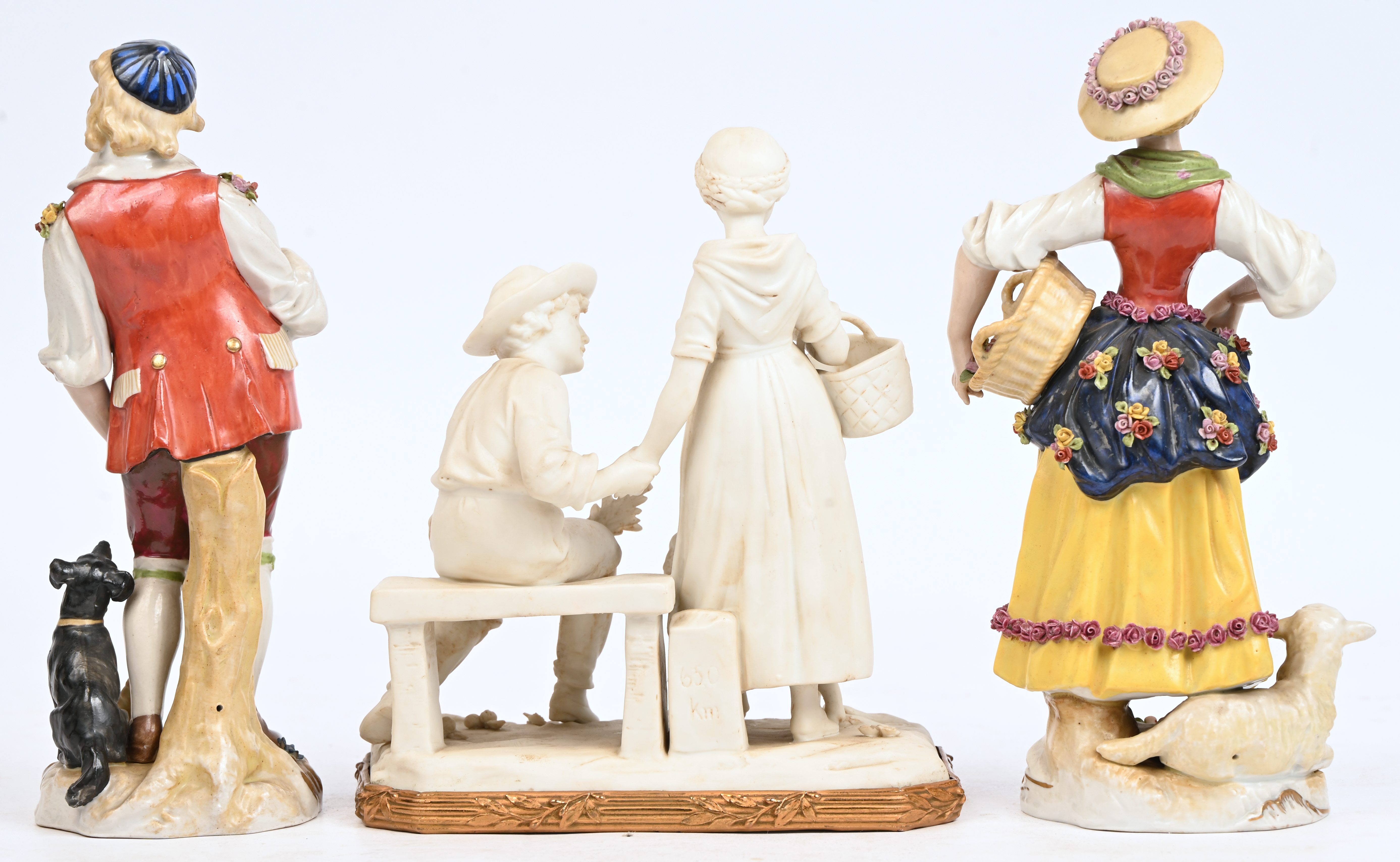 ‘Herderskoppel’. Twee beeldjes van meerkleurig porselein. Gemerkt ‘M’, het schapenhoofd is gelijmd. Toegevoegd een groepje van biscuit ‘Herderskoppel’. Twee beeldjes van meerkleurig porselein. Gemerkt ‘M’, het schapenhoofd is gelijmd. Toegevoegd een groepje van biscuit.