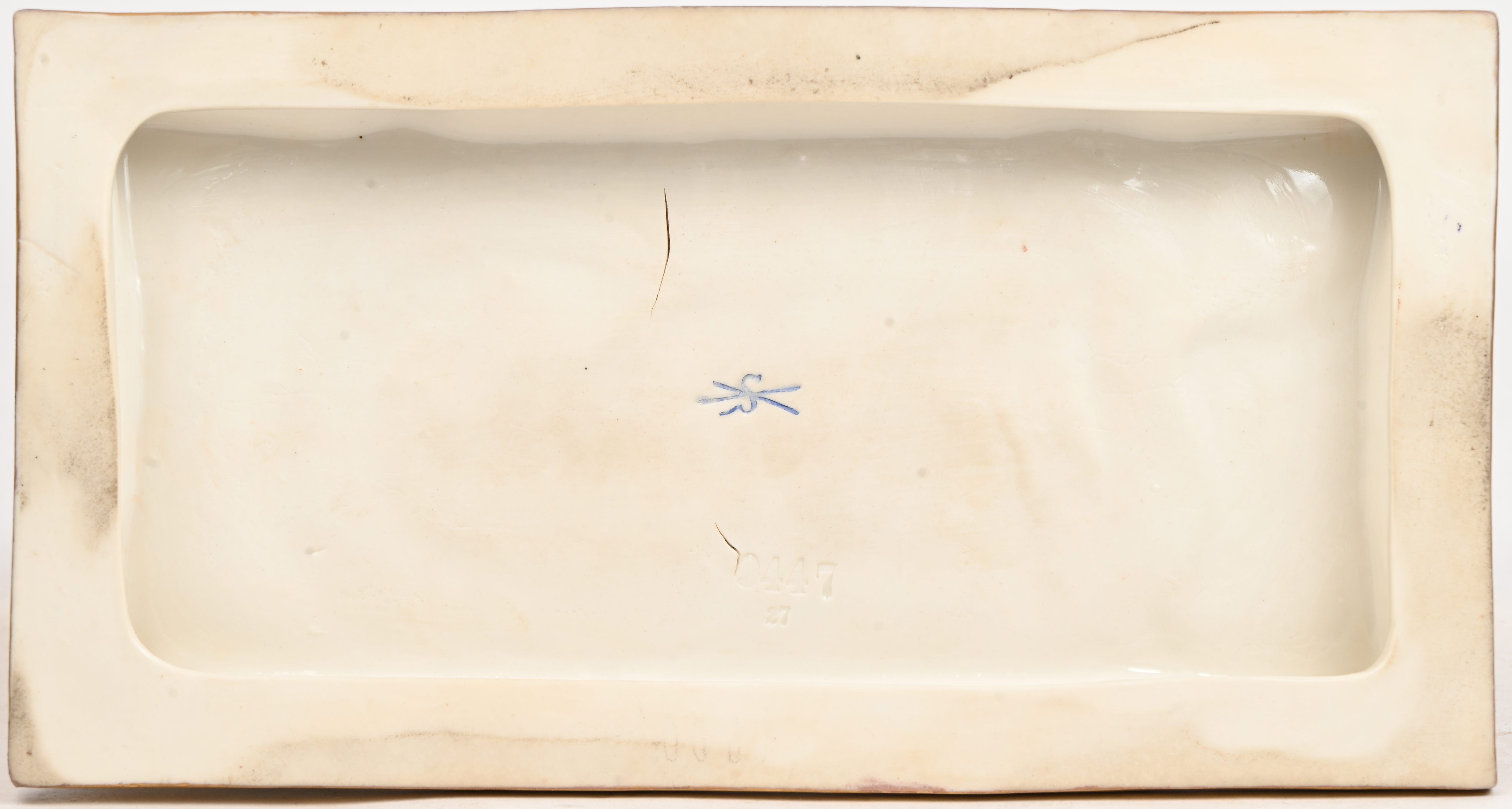‘Madame de Recamier’, een beeld van wit porselein met goudkleurige delen. Gemerkt en genummerd ‘9447-27’ ‘Madame de Recamier’, een beeld van wit porselein met goudkleurige delen. Gemerkt en genummerd ‘9447-27’.