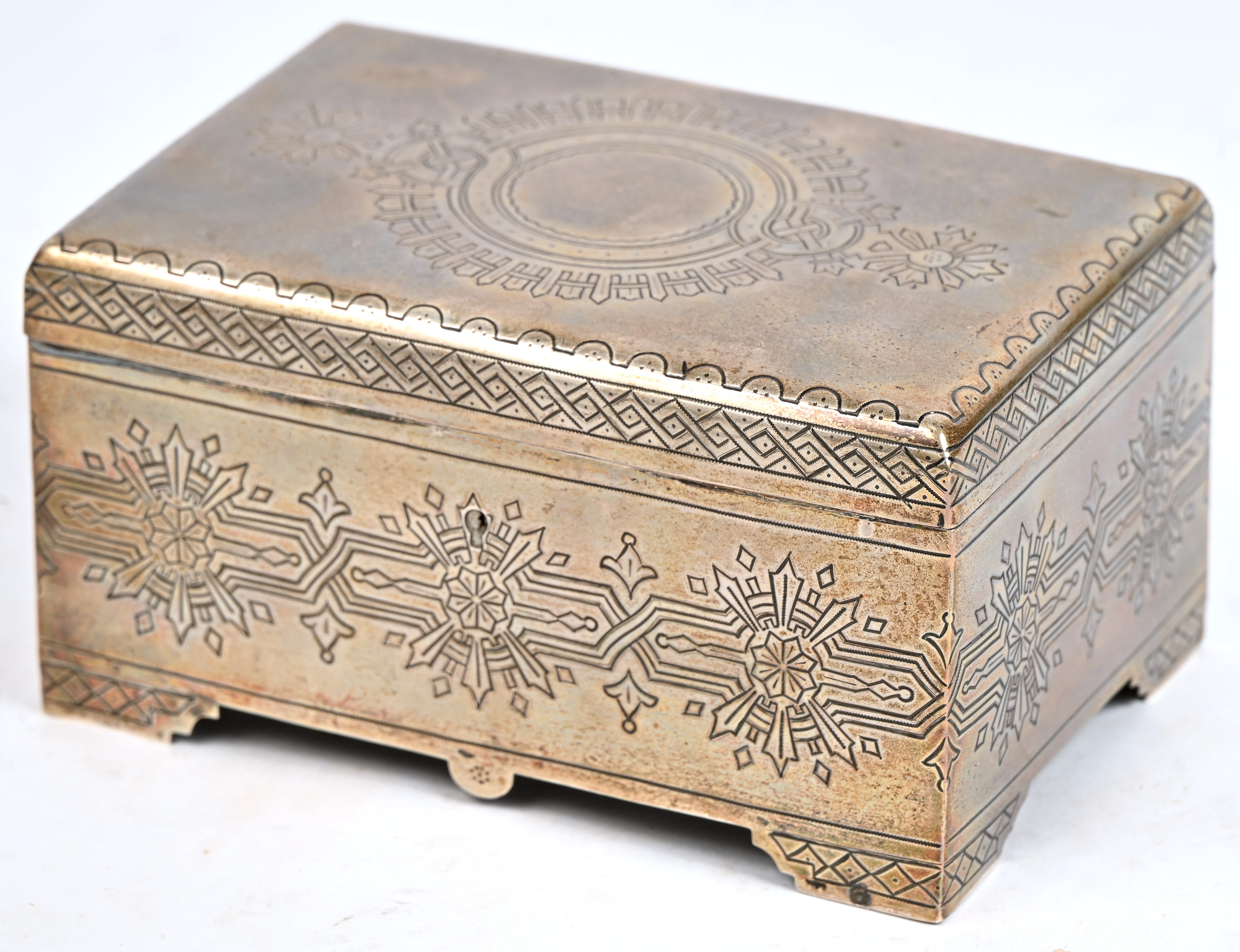 Een zilveren kistje met Russische keuren, gemerkt AA, 1894. 84 zolotnik, 875/1000. Met een brutogewicht van 475 gram Een zilveren kistje met Russische keuren, gemerkt AA, 1894. 84 zolotnik, 875/1000. Met een brutogewicht van 475 gram.