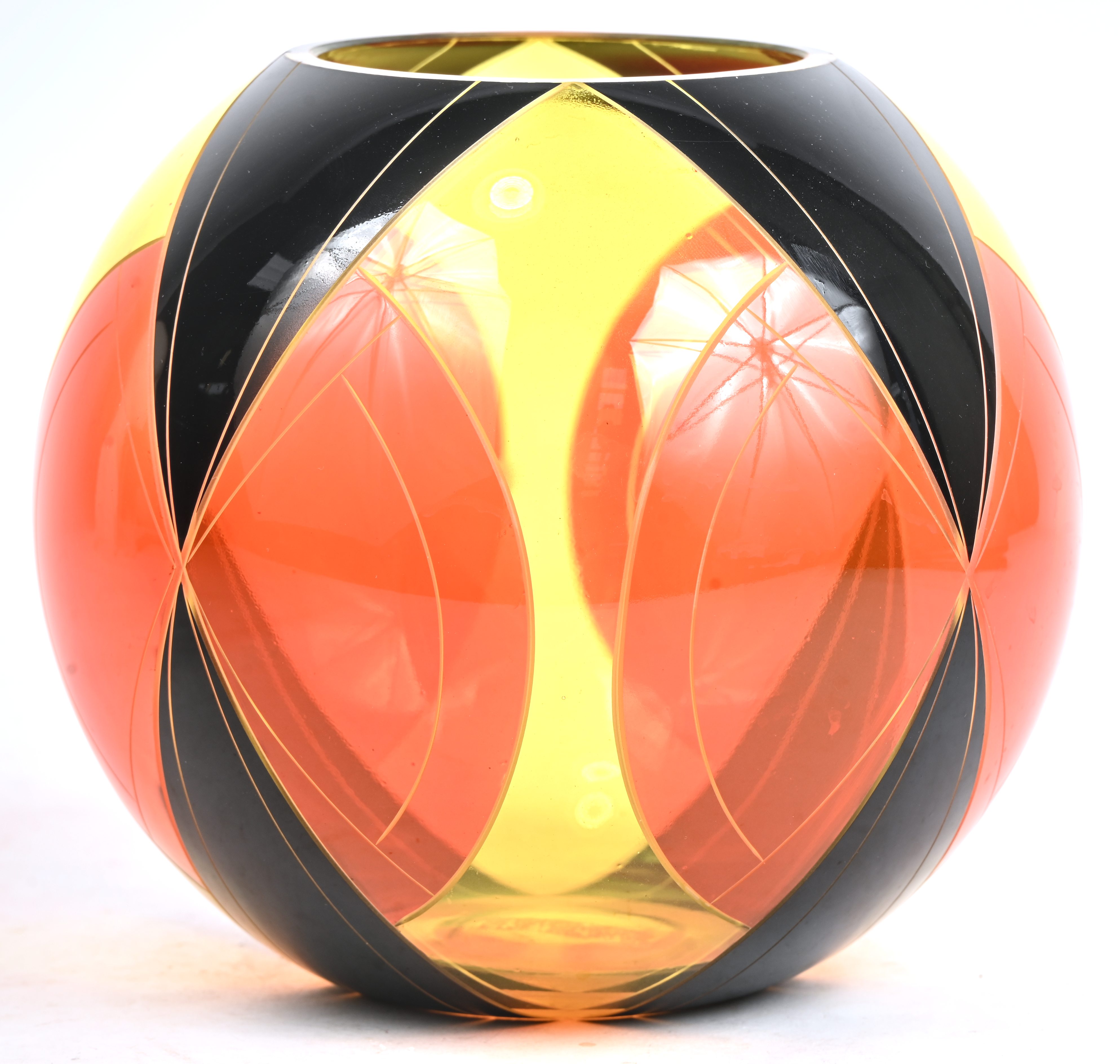 Een glazen vaas met meerkleurig geometrisch decor, gemerkt Bohemia - Art Glass Een glazen vaas met meerkleurig geometrisch decor, gemerkt Bohemia - Art Glass. Carl Palda?