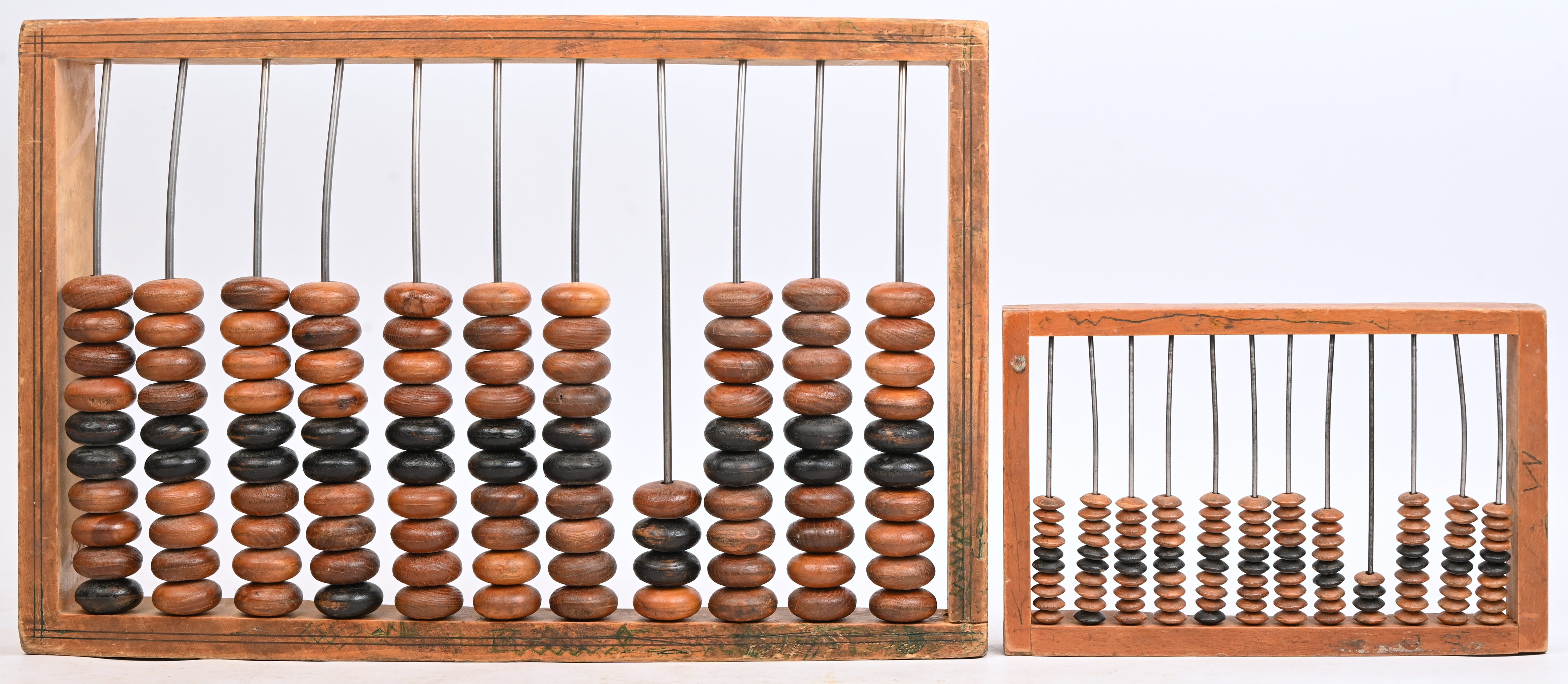 Twee oude houten telramen Twee oude houten telramen.