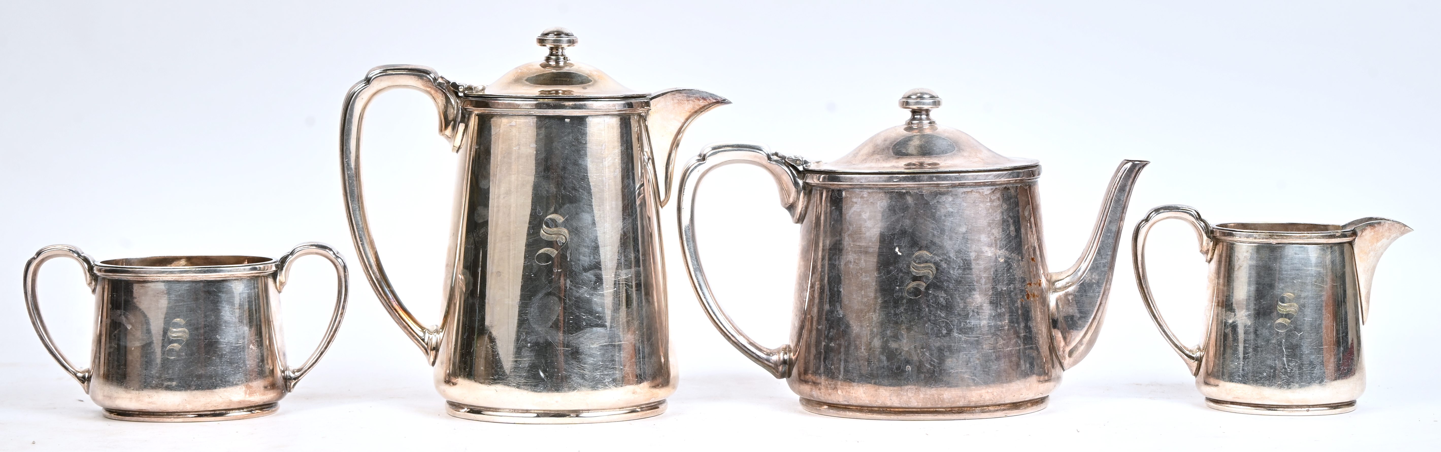 Een verzilverd metalen 4-delig koffie- en theestel, gemerkt Walker & Hall Sheffield Een verzilverd metalen 4-delig koffie- en theestel, gemerkt Walker & Hall Sheffield.