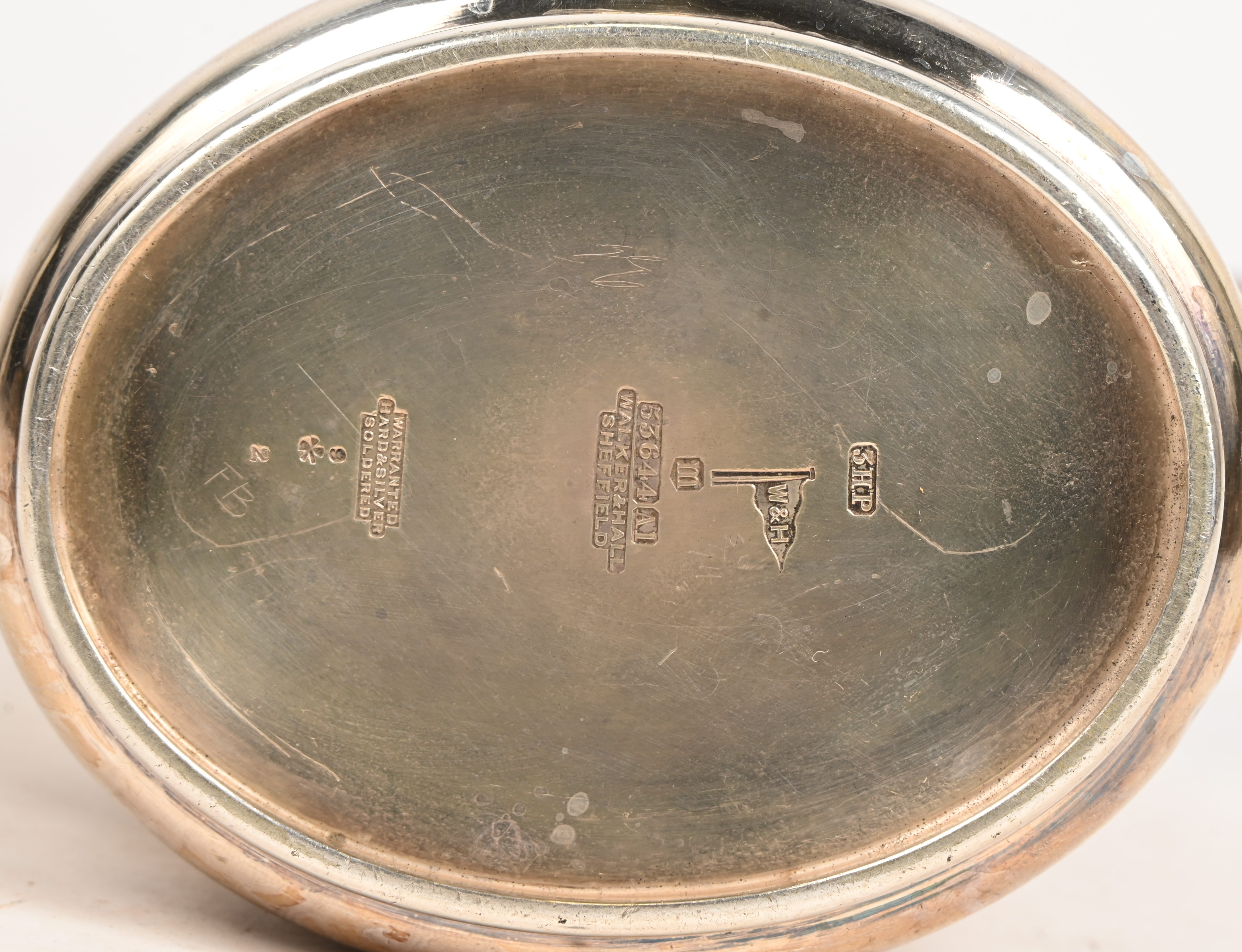 Een verzilverd metalen 4-delig koffie- en theestel, gemerkt Walker & Hall Sheffield Een verzilverd metalen 4-delig koffie- en theestel, gemerkt Walker & Hall Sheffield.