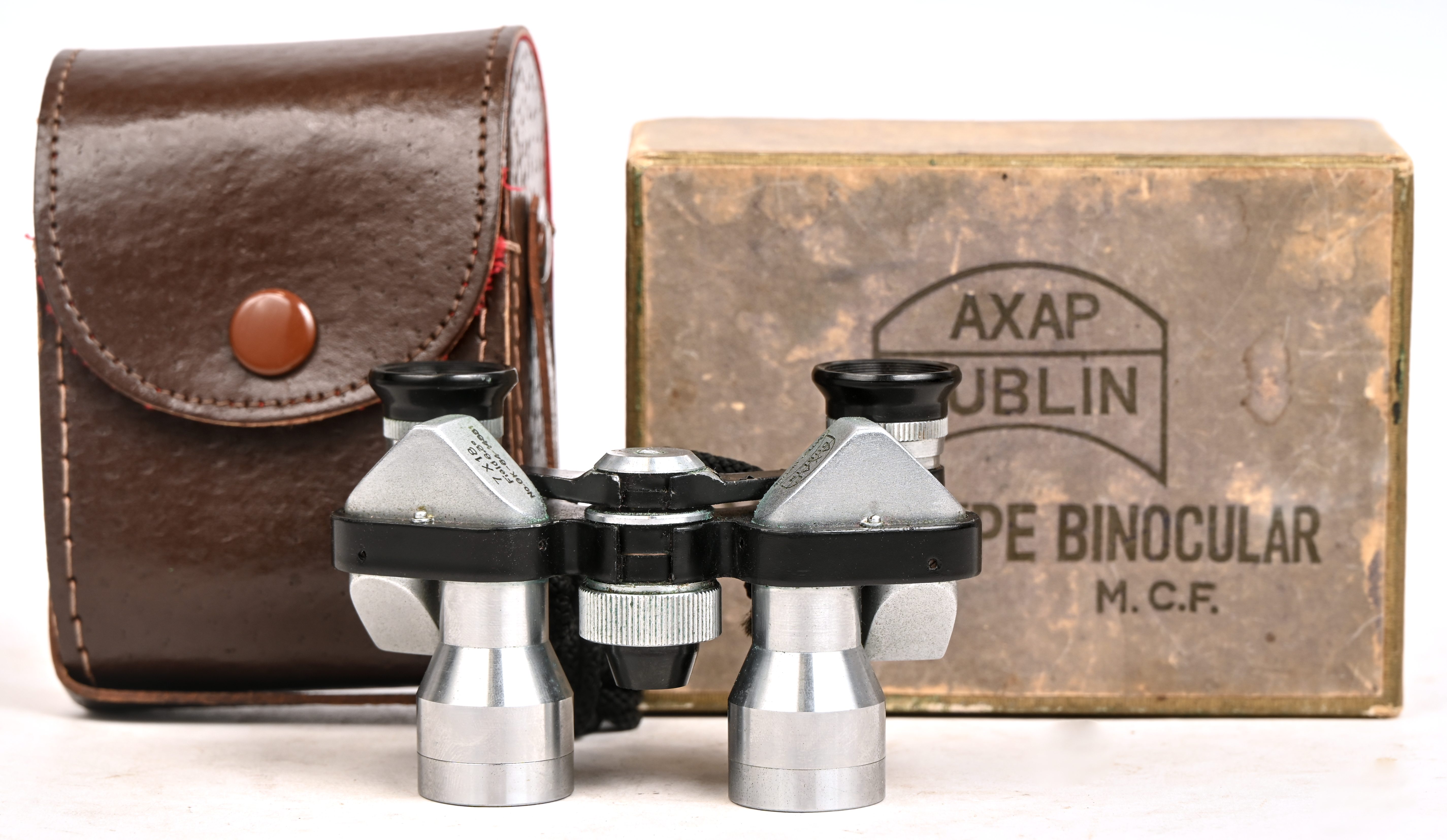 Een vintage mini verrekijker, AXAP DUBLIN 7 x 18, made in Japan Een vintage mini verrekijker, AXAP DUBLIN 7 x 18, made in Japan.
