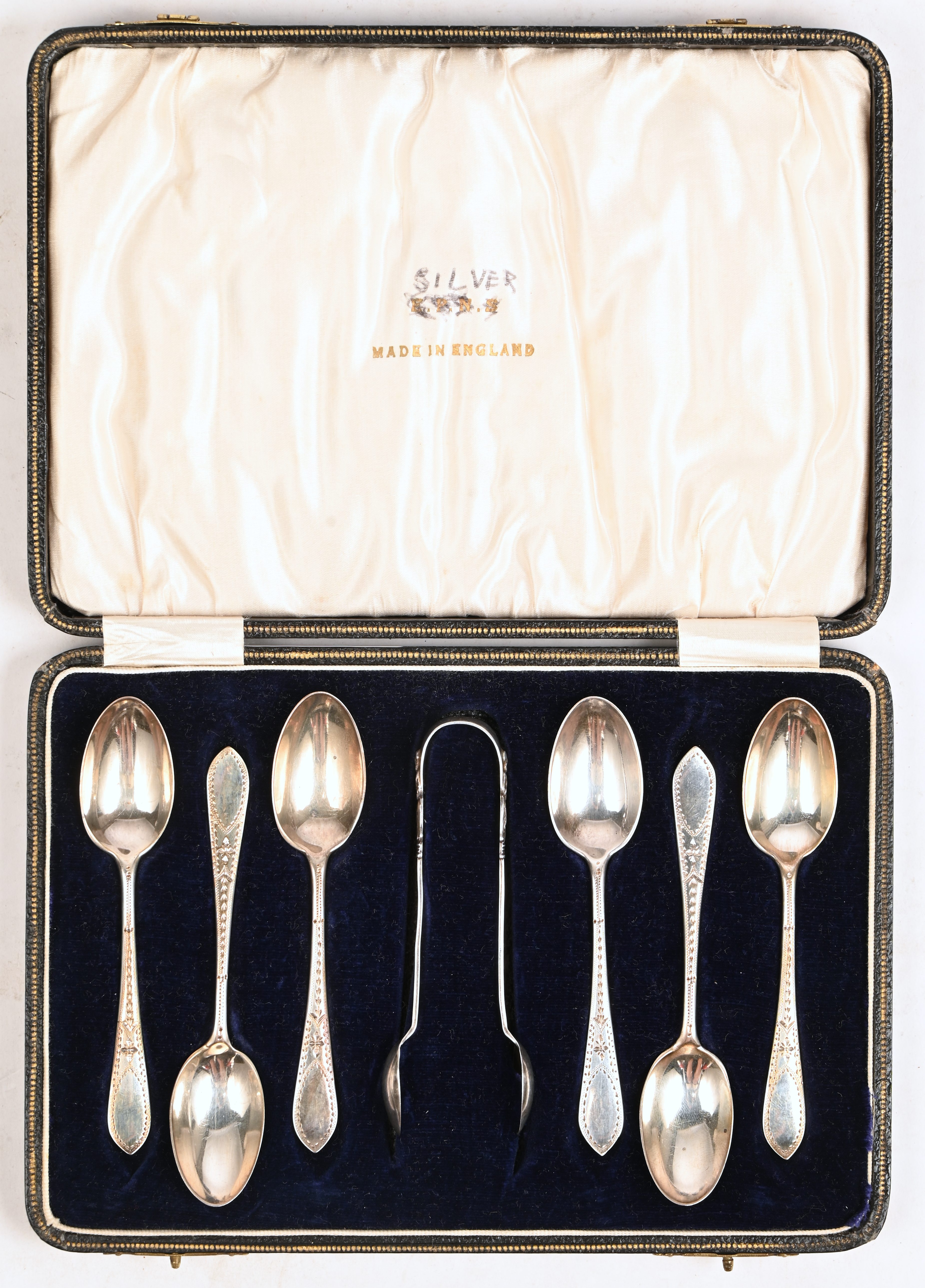 Zes zilveren koffielepeltjes, London, 1923, H.L & Co Ld en een niet bijhorende zilveren suikertang, Birmingham, 1903, A.J.B. 90 gram Zes zilveren koffielepeltjes, London, 1923, H.L & Co Ld en een niet bijhorende zilveren suikertang, Birmingham, 1903, A.J.B. 90 gram.