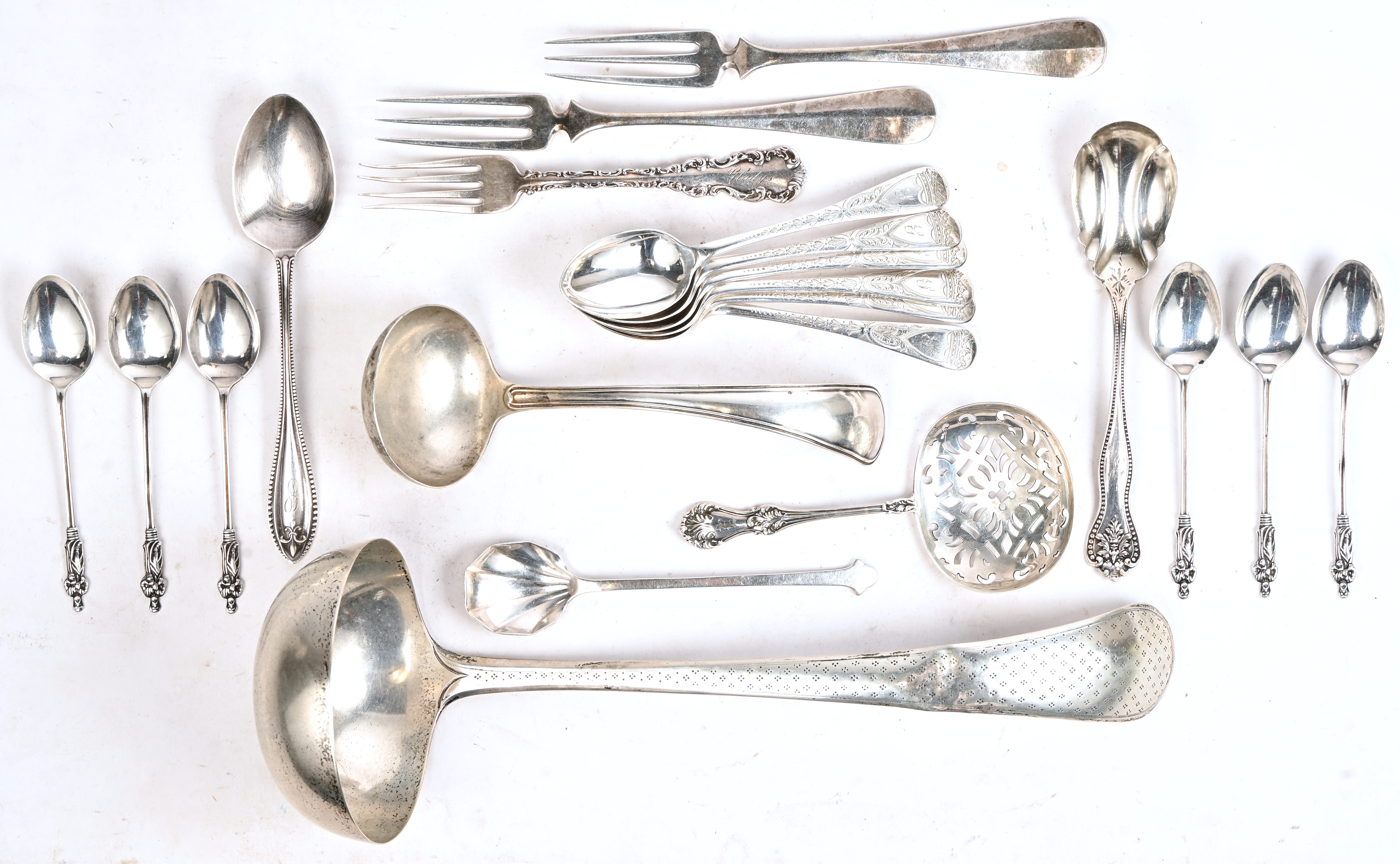Een gevarieerd lot zilver, 21 stuks, bestaande uit 2 vorkjes en vele soorten lepels. Hoofdzakelijk Engels en Nederlands gekeurd. 485 gram Een gevarieerd lot zilver, 21 stuks, bestaande uit 2 vorkjes en vele soorten lepels. Hoofdzakelijk Engels en Nederlands gekeurd. 485 gram.